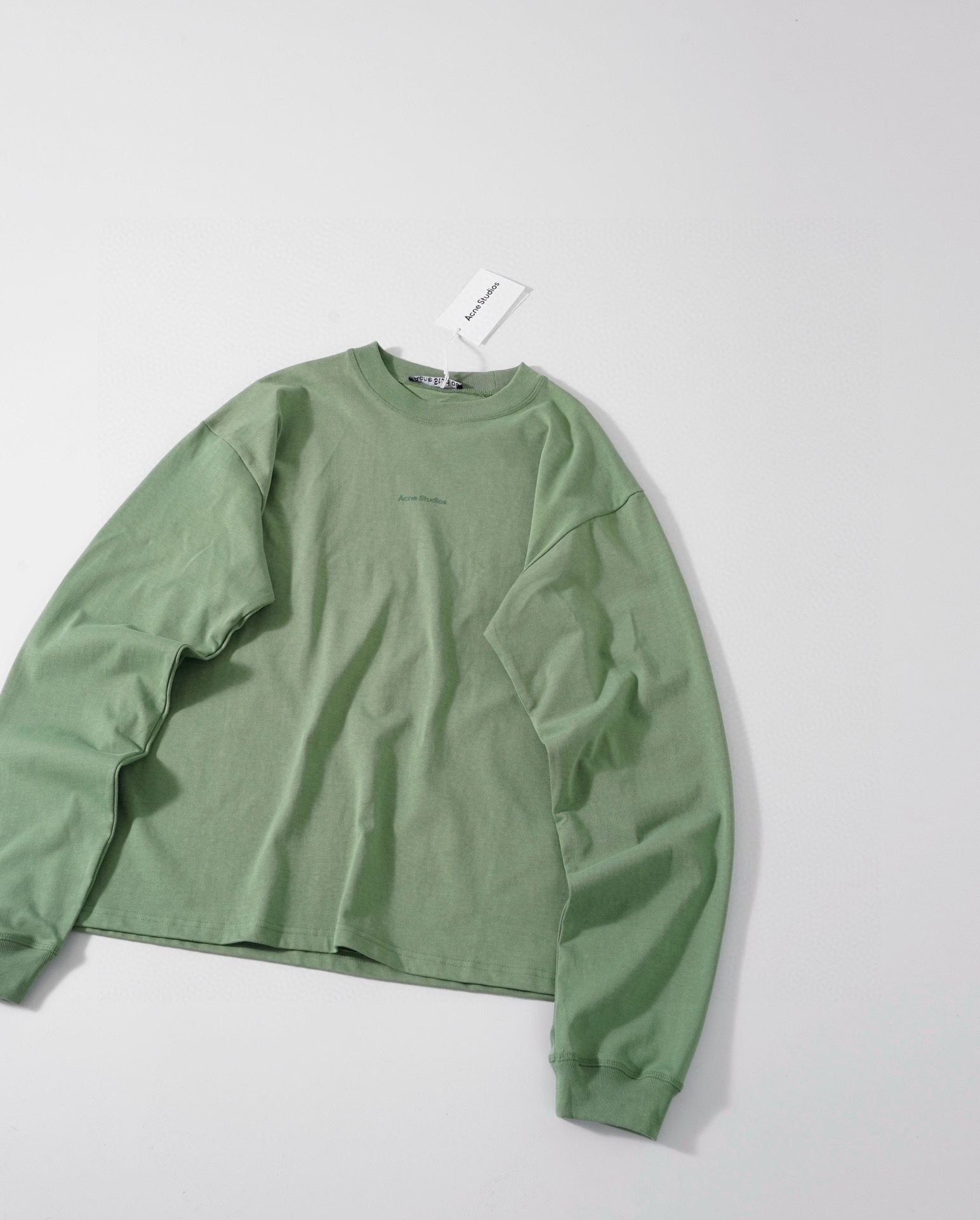 💰105 Acne Studios基础小字母重磅水洗长袖
选用320g双纱面料 定染高密螺纹 成衣水洗质感十足 进口植绒印花 拼接处均为三针五线 细节满满
宽松大版型 白色/黑色/灰色/绿色/粉色/卡其 六色入 S-XL
S肩宽52 胸围114 衣长70
M 肩宽54胸围118衣长72
L 肩宽56 胸围122 衣长74
XL肩宽58胸围126 衣长76