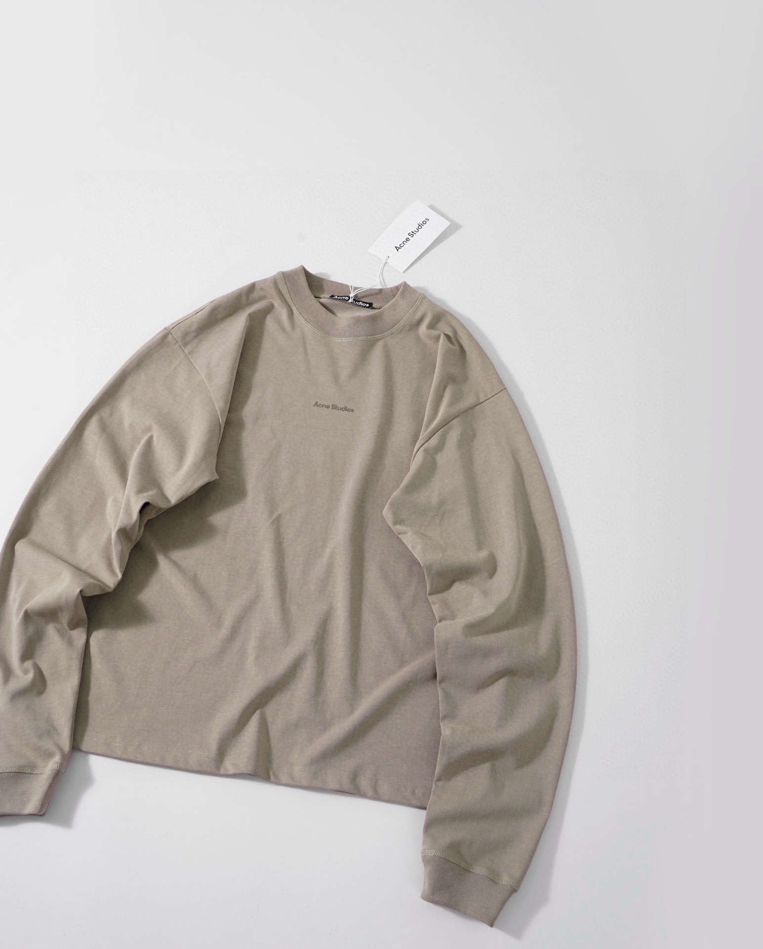 💰105 Acne Studios基础小字母重磅水洗长袖
选用320g双纱面料 定染高密螺纹 成衣水洗质感十足 进口植绒印花 拼接处均为三针五线 细节满满
宽松大版型 白色/黑色/灰色/绿色/粉色/卡其 六色入 S-XL
S肩宽52 胸围114 衣长70
M 肩宽54胸围118衣长72
L 肩宽56 胸围122 衣长74
XL肩宽58胸围126 衣长76