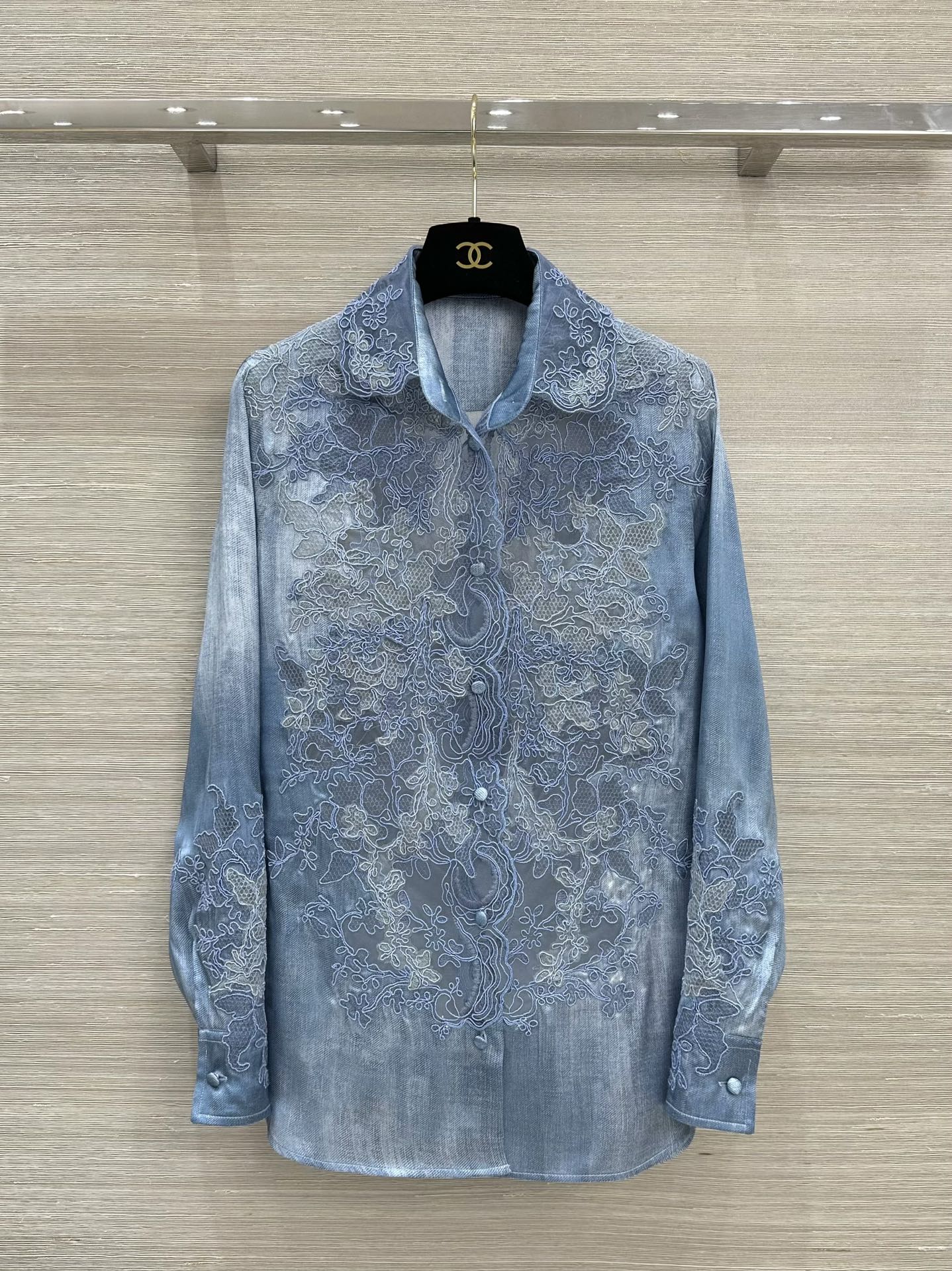 Ermanno Scervino Spring/Summer 24 Collection: Luxury Female Suit with Hand-Carved Details - 图片 1