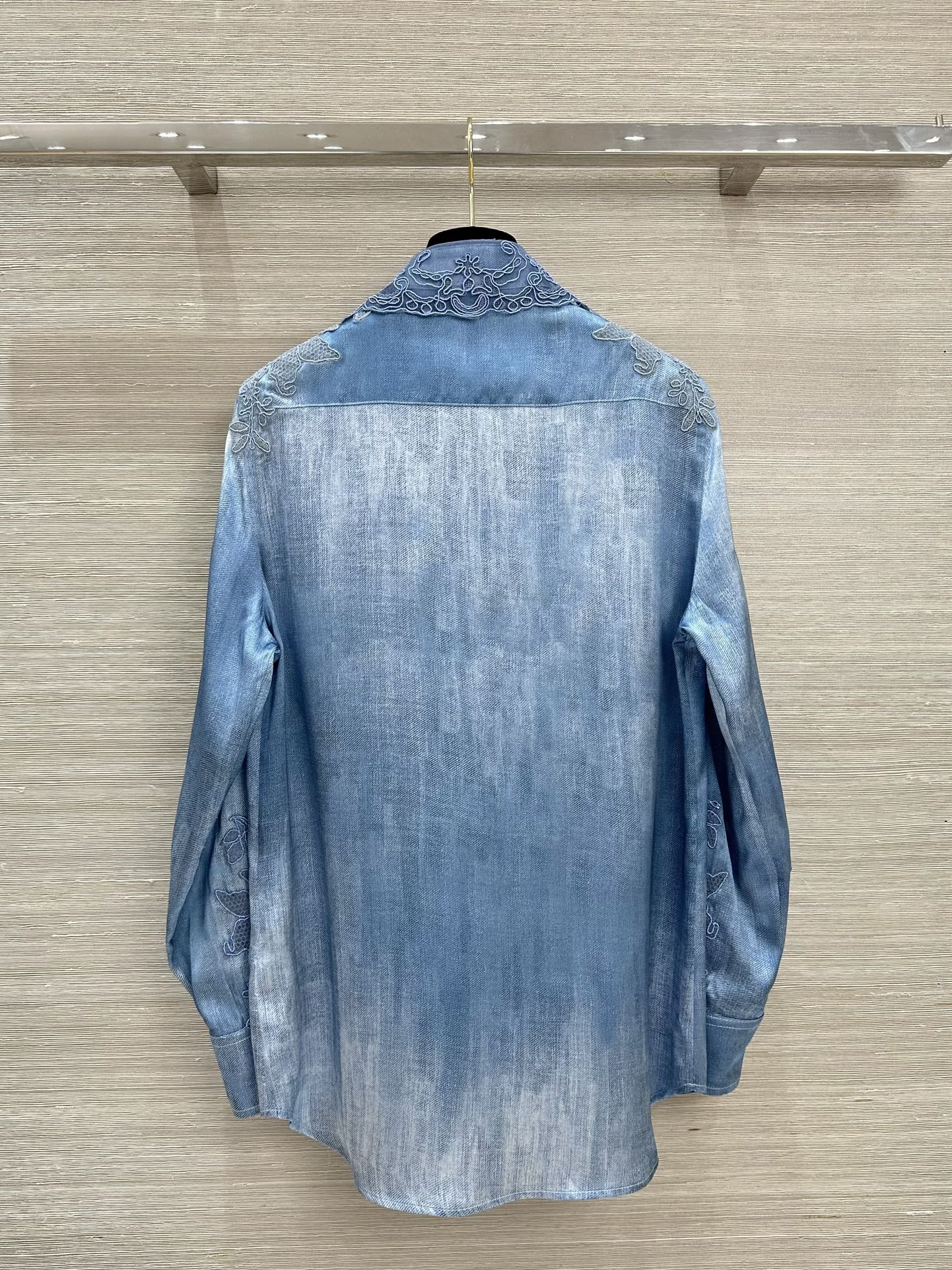 Ermanno Scervino Spring/Summer 24 Collection: Luxury Female Suit with Hand-Carved Details - 图片 9