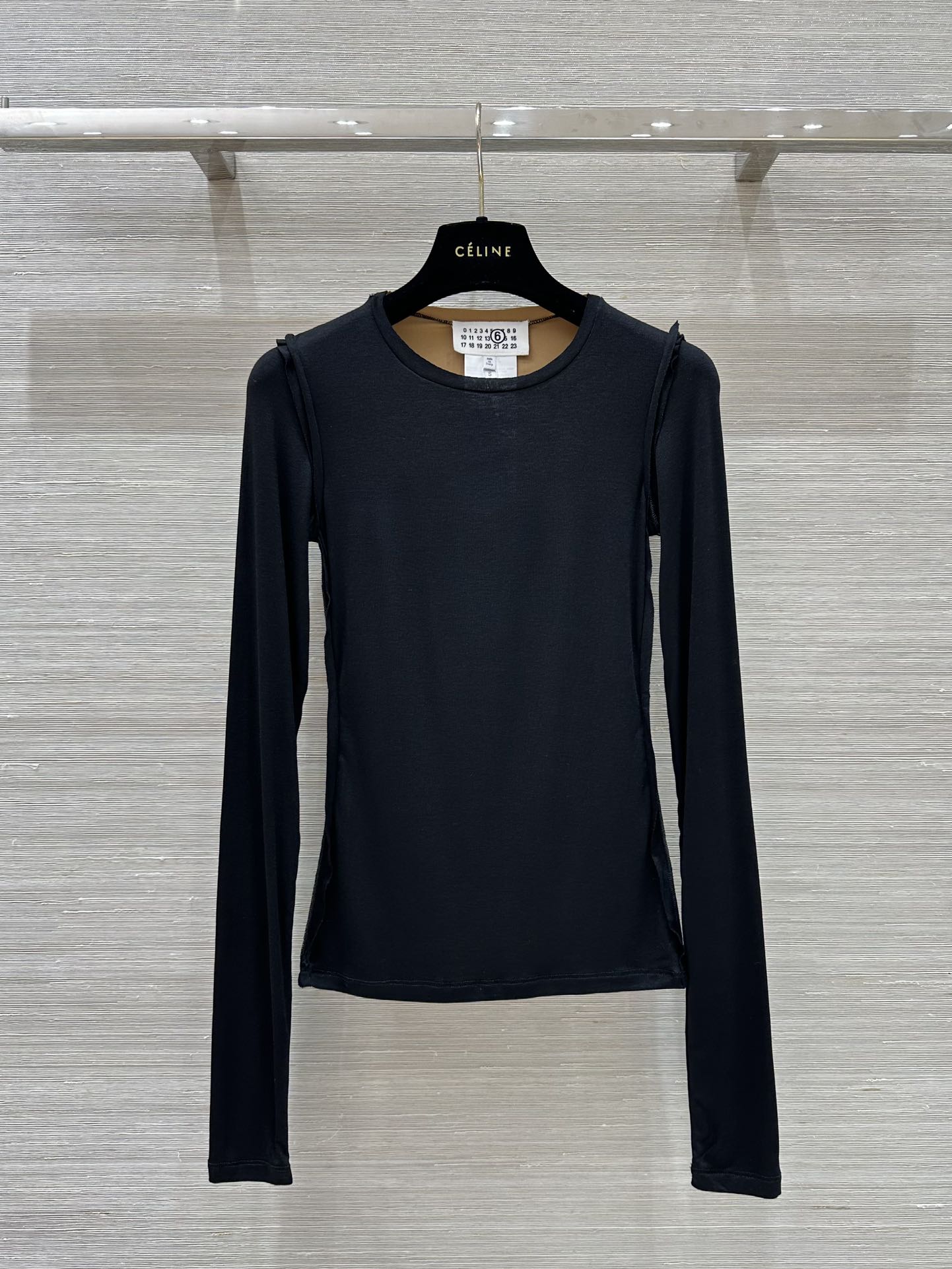 MM6 Magella 24 Autumn Collection: Luxurious Female Suit with Unique Design - 图片 1