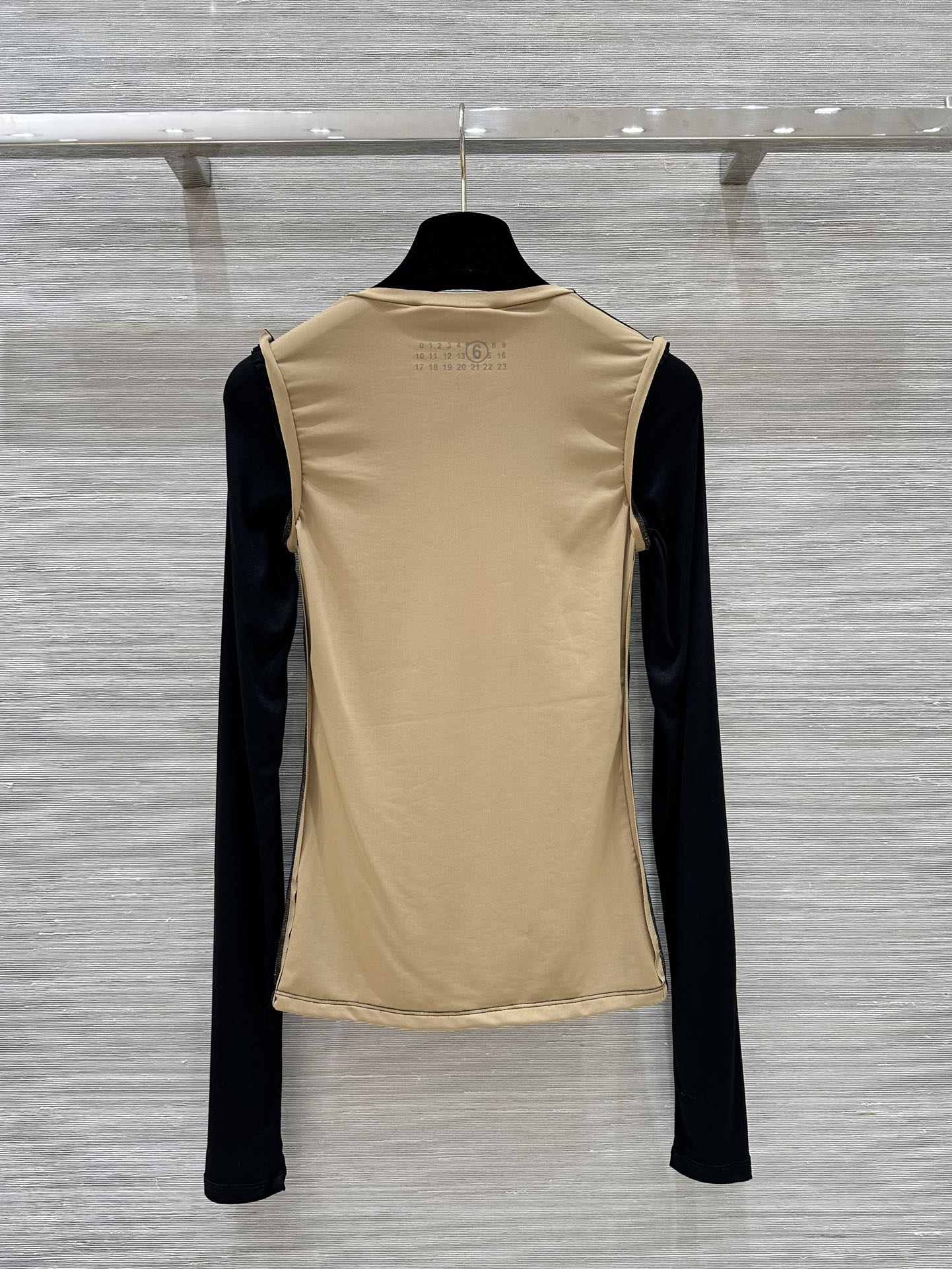 MM6 Magella 24 Autumn Collection: Luxurious Female Suit with Unique Design - 图片 8