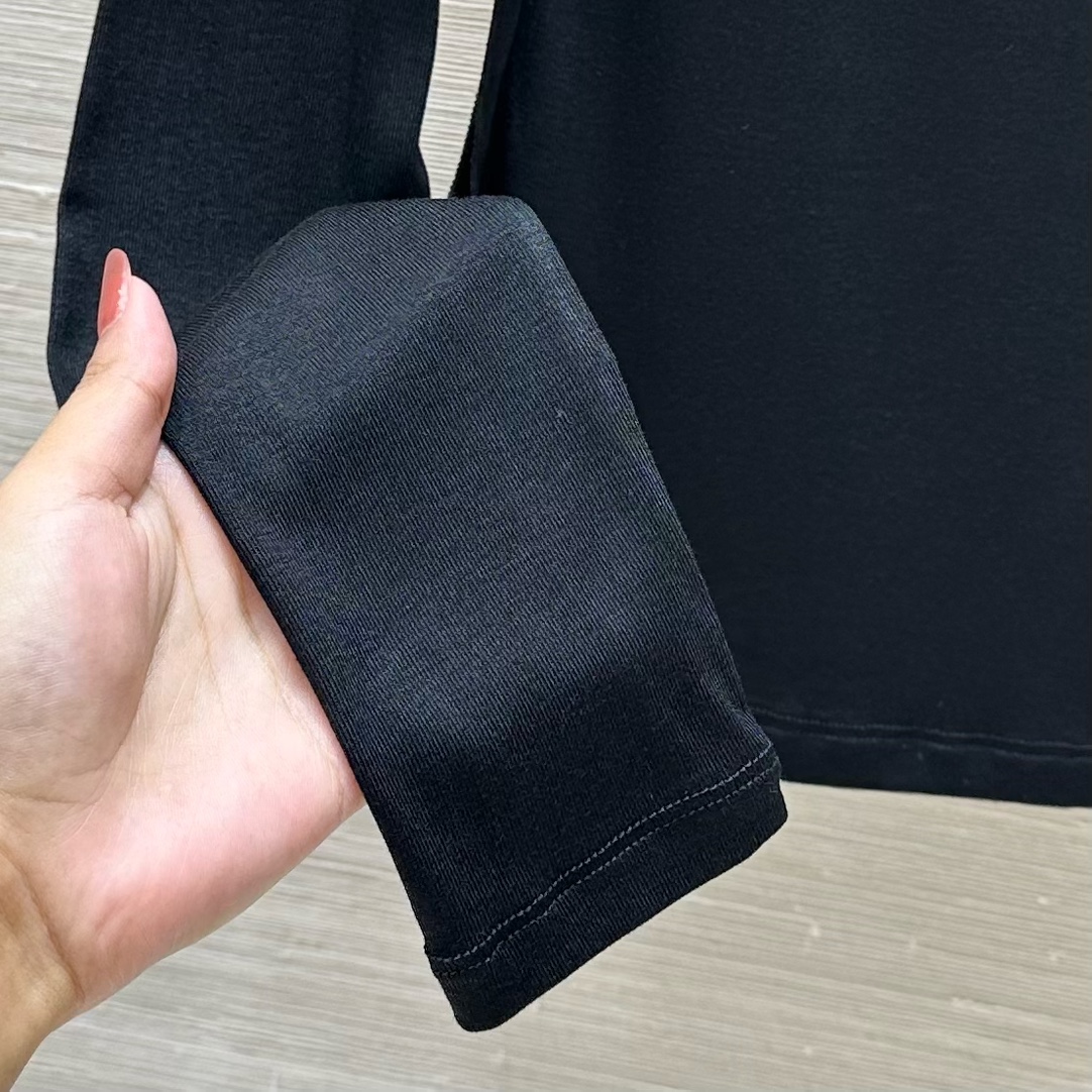 MM6 Magella 24 Autumn Collection: Luxurious Female Suit with Unique Design - 图片 5