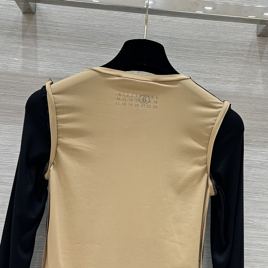 MM6 Magella 24 Autumn Collection: Luxurious Female Suit with Unique Design - 图片 9