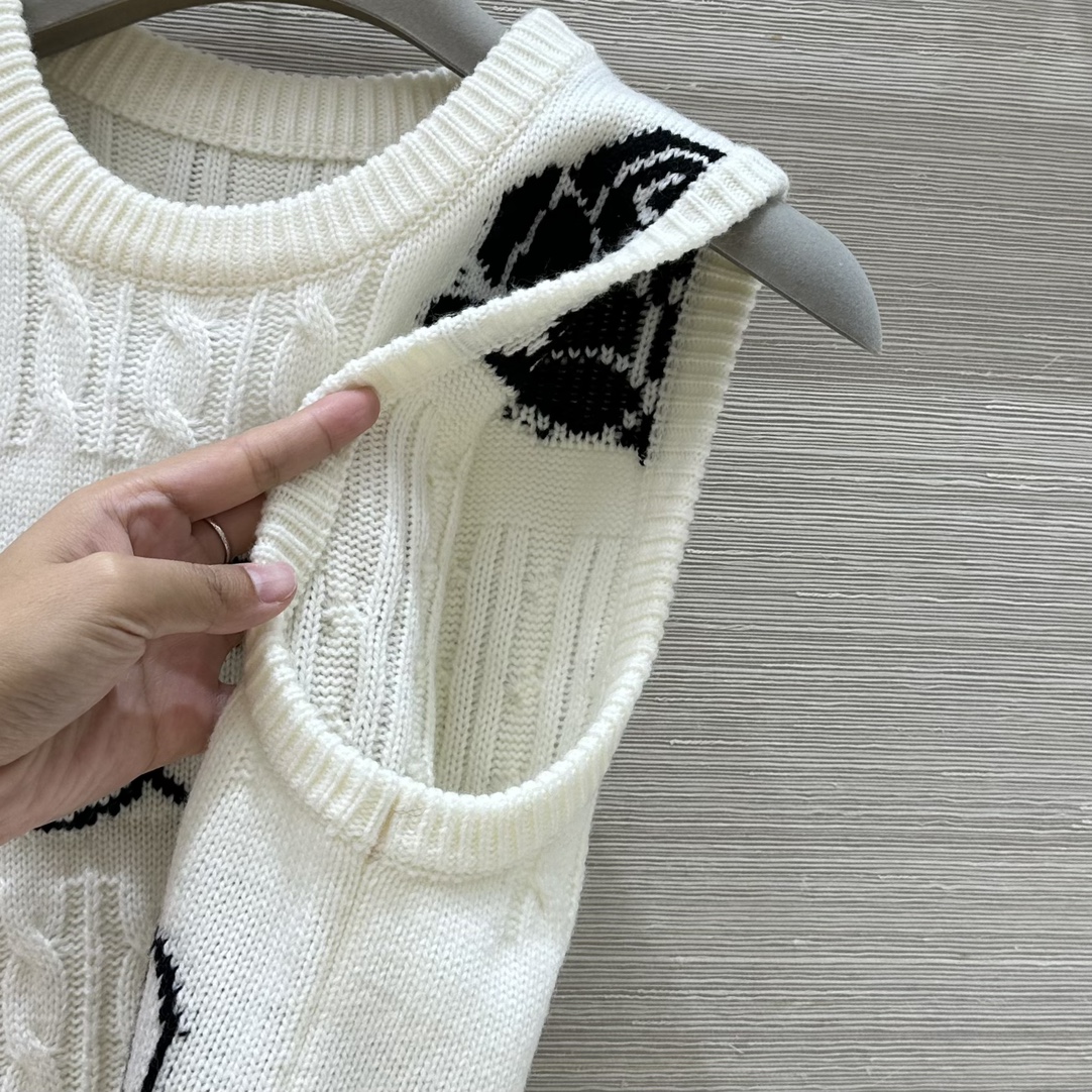 Thom Browne-Inspired Female Suit with Classic Design and High Quality Materials - 图片 4
