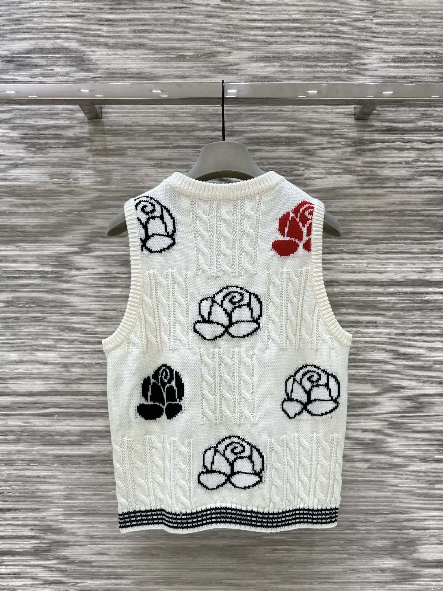 Thom Browne-Inspired Female Suit with Classic Design and High Quality Materials - 图片 9