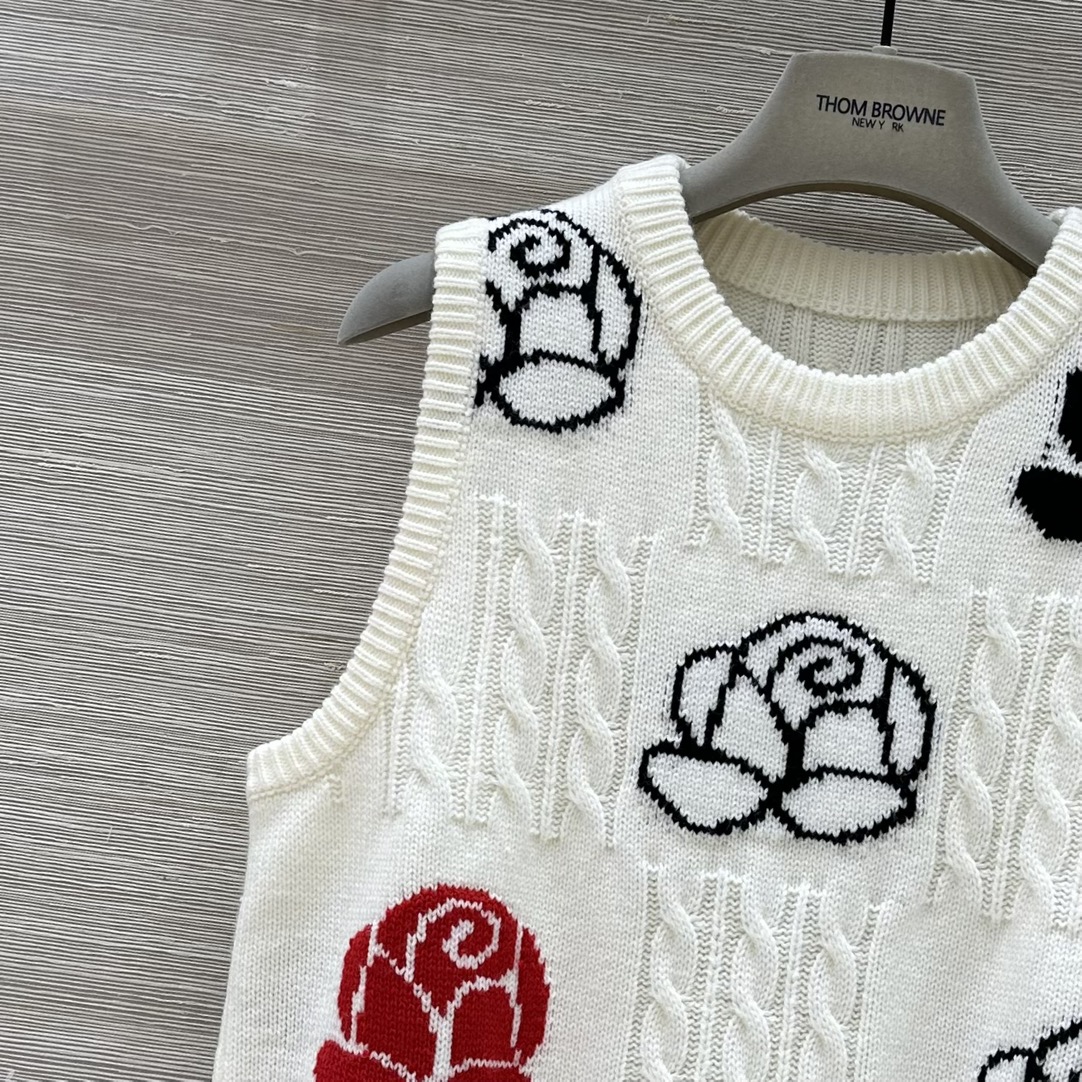 Thom Browne-Inspired Female Suit with Classic Design and High Quality Materials - 图片 3