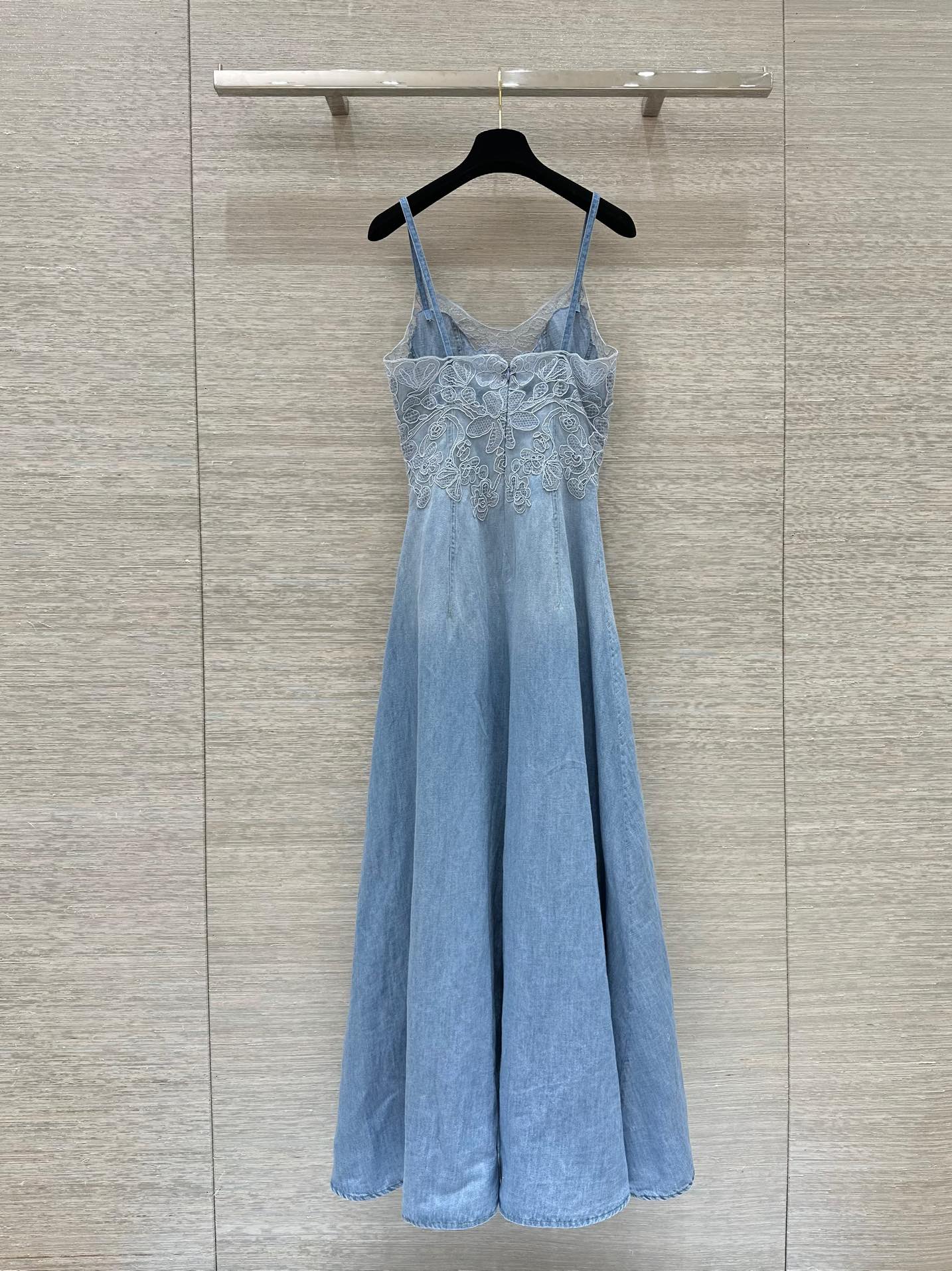 Exclusive Launch: Ermanno Scervino 24th Autumn Collection – Hand-Carved Lace, Romantic Embroidered Cowboy Thongs - 图片 8