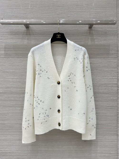 Elegant Cashmere Cardigan with Abstract Embroidery and Horn Buttons 1 Elegant Cashmere Cardigan with Abstract Embroidery and Horn Buttons