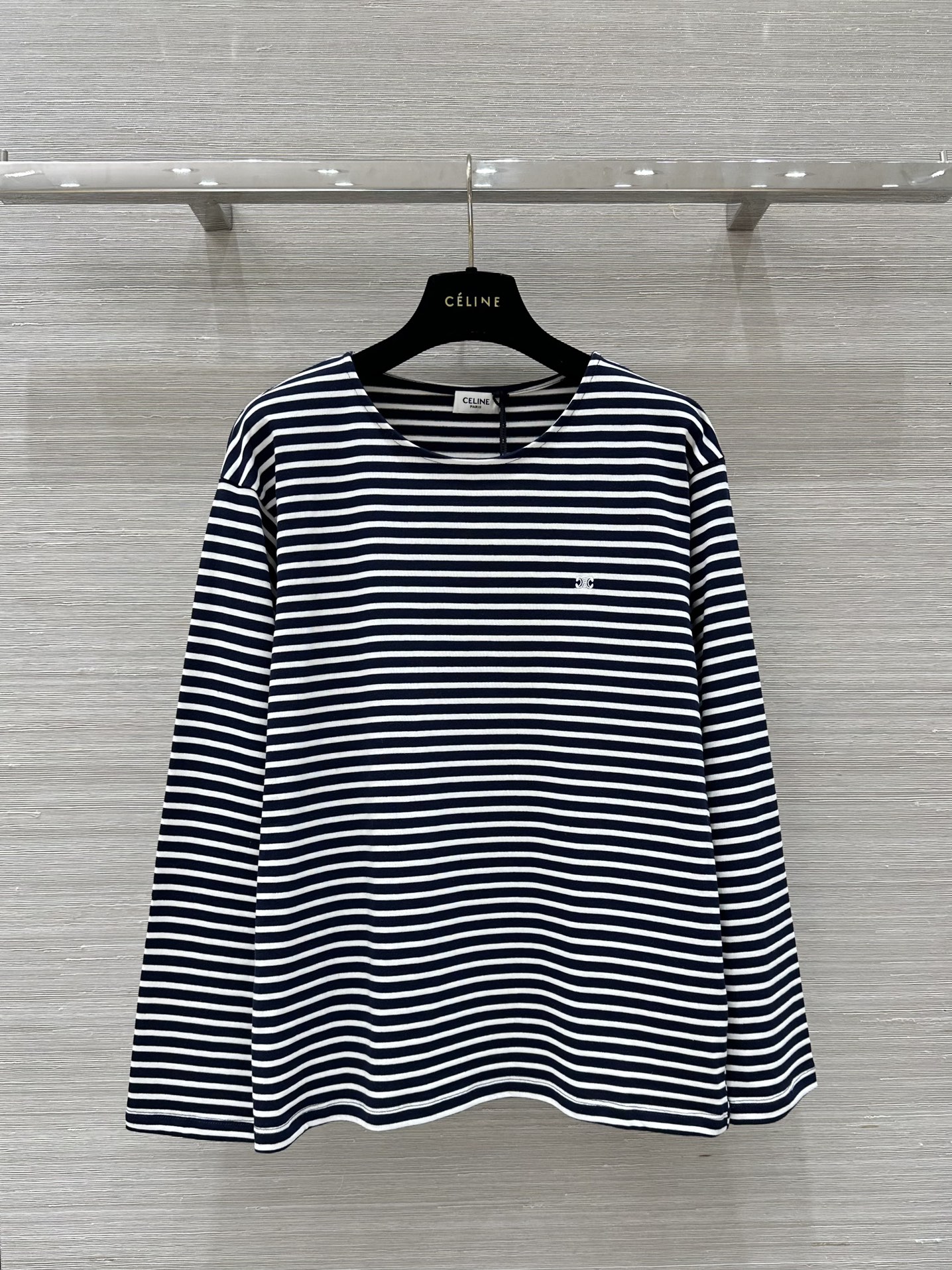 “Unique Launch: Retro Striped T-shirt with Stereo Embroidery in Pure Cotton” - 图片 1