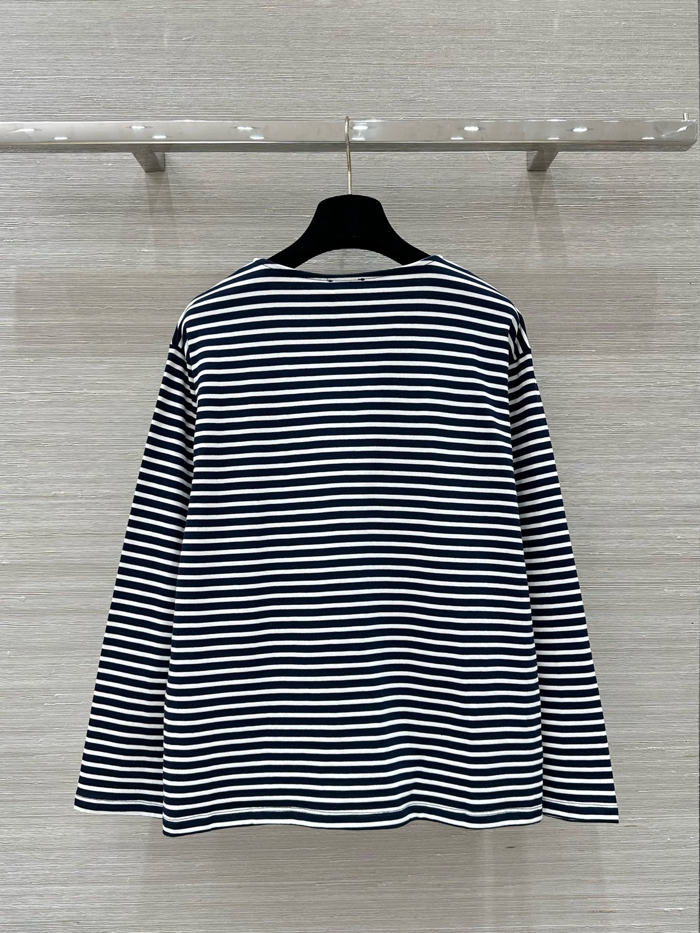 “Unique Launch: Retro Striped T-shirt with Stereo Embroidery in Pure Cotton” - 图片 9