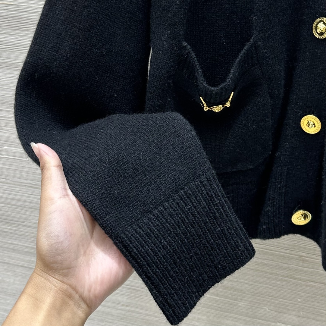 “High-end Wool Jackets with Metallic Buttons: New Versatile Collection Summary” - 图片 6