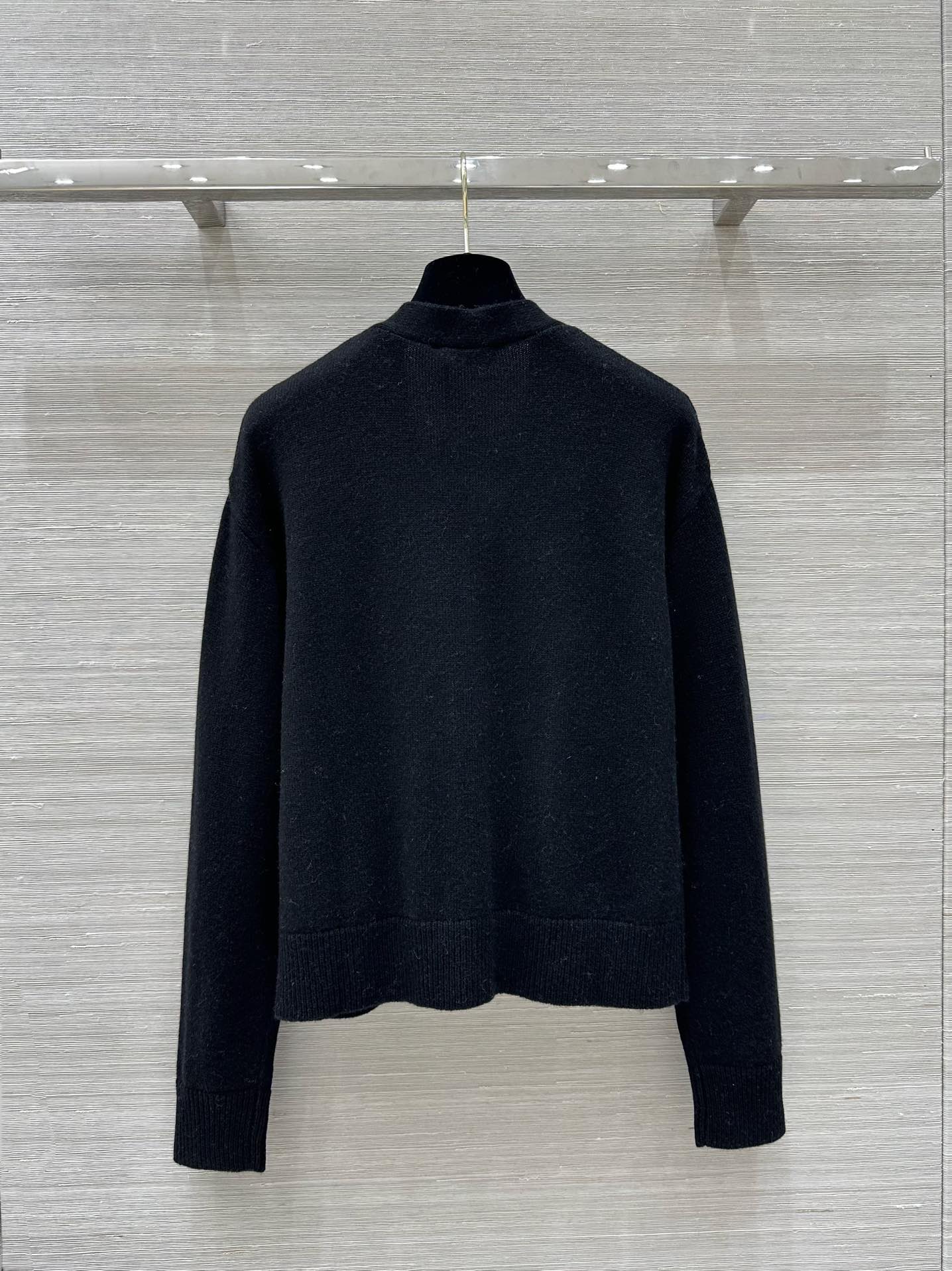 “High-end Wool Jackets with Metallic Buttons: New Versatile Collection Summary” - 图片 9