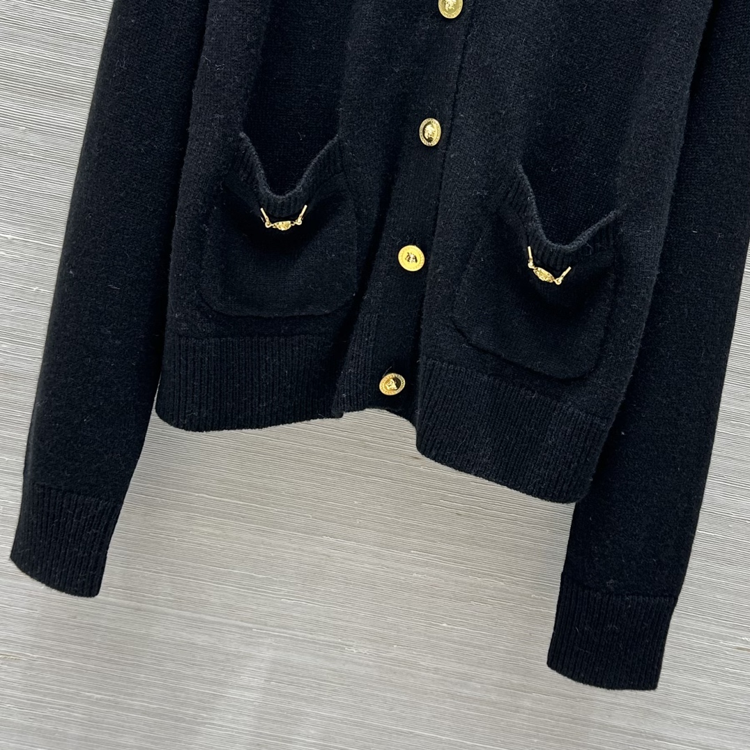 “High-end Wool Jackets with Metallic Buttons: New Versatile Collection Summary” - 图片 5
