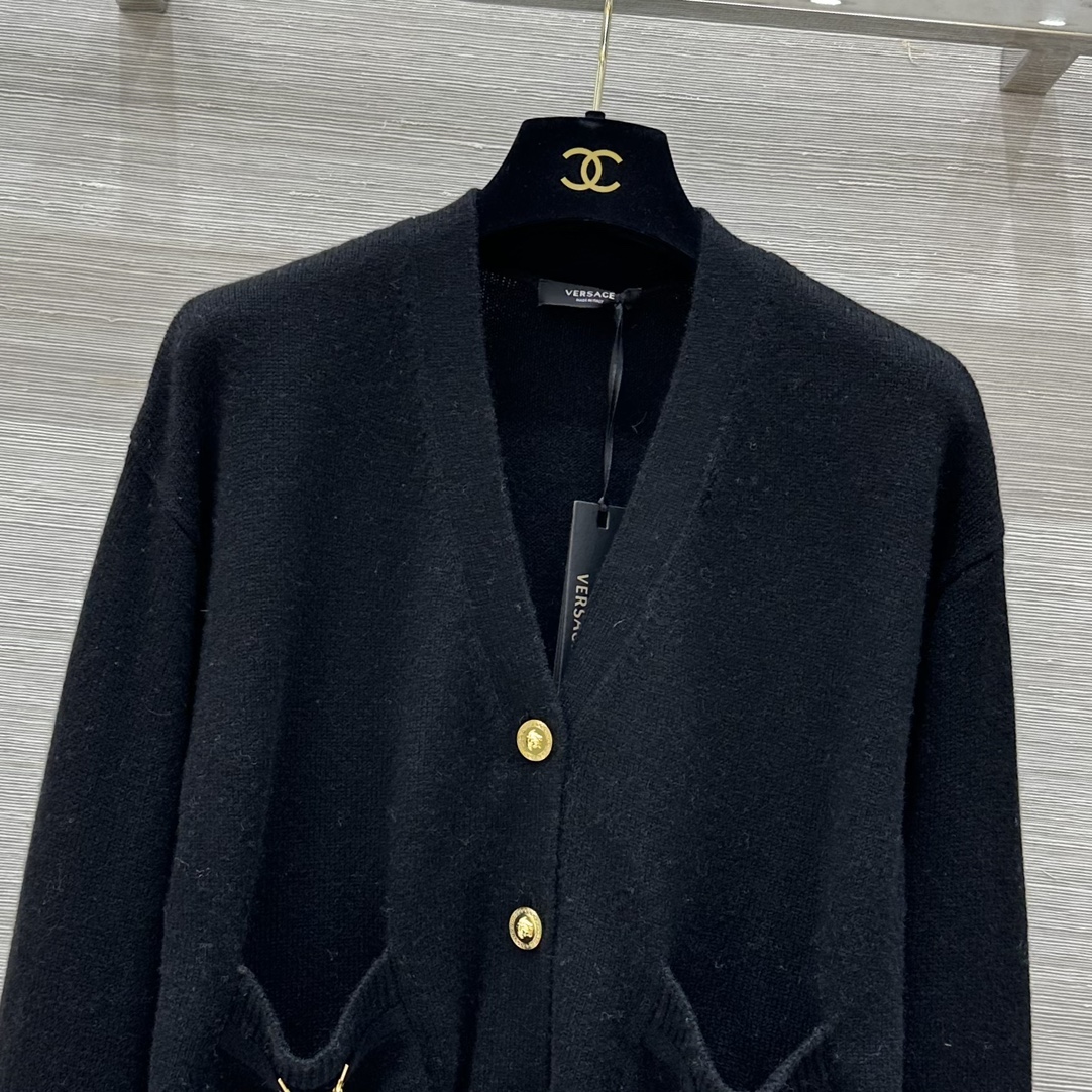 “High-end Wool Jackets with Metallic Buttons: New Versatile Collection Summary” - 图片 2