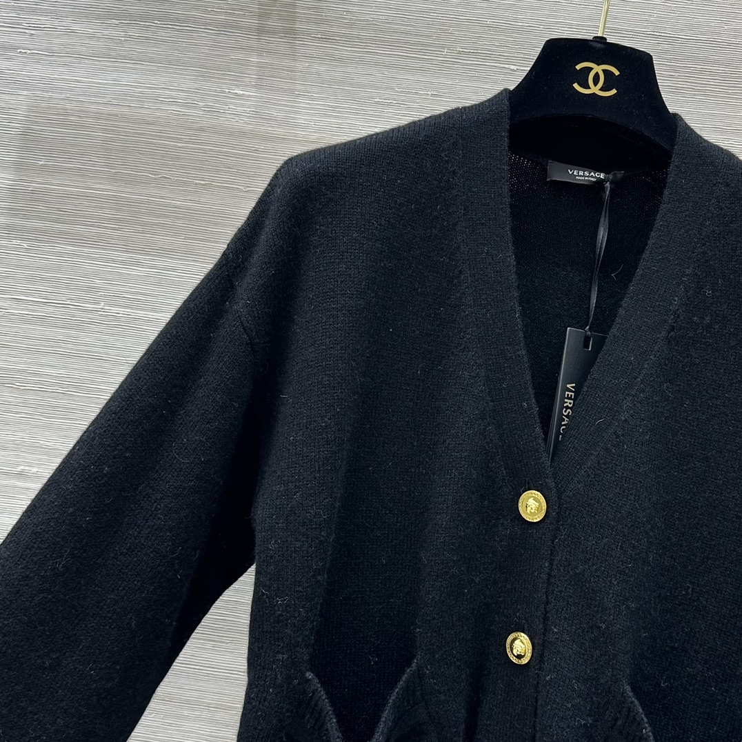 “High-end Wool Jackets with Metallic Buttons: New Versatile Collection Summary” - 图片 3