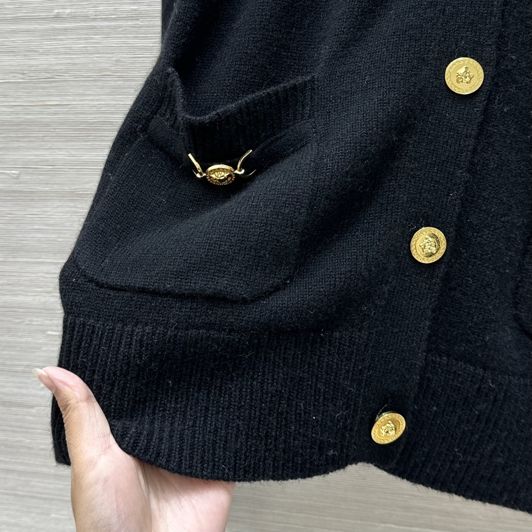 “High-end Wool Jackets with Metallic Buttons: New Versatile Collection Summary” - 图片 7