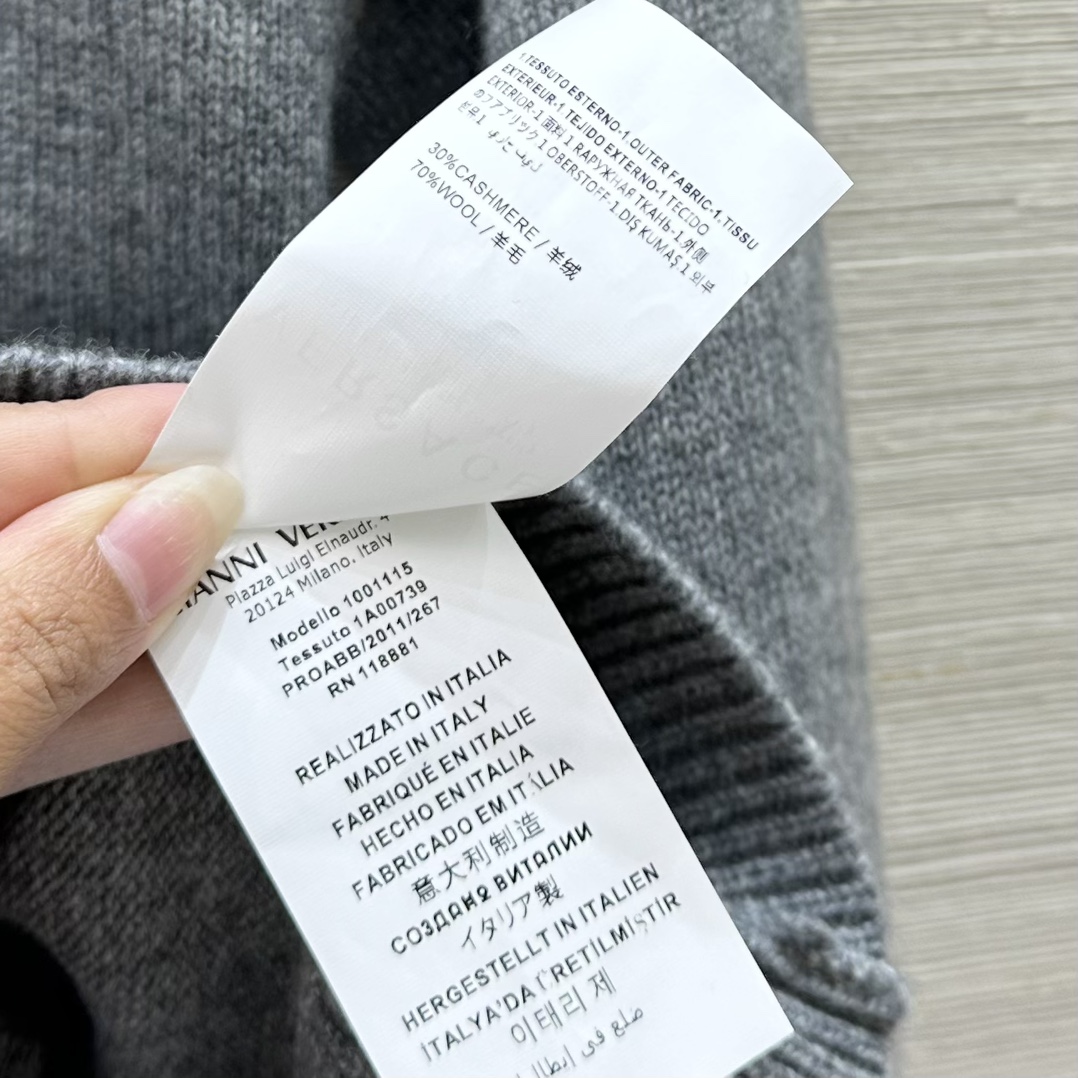 “High-end Female Wool Jackets with Metallic Buttons: New Versa* Collection Summary” - 图片 8