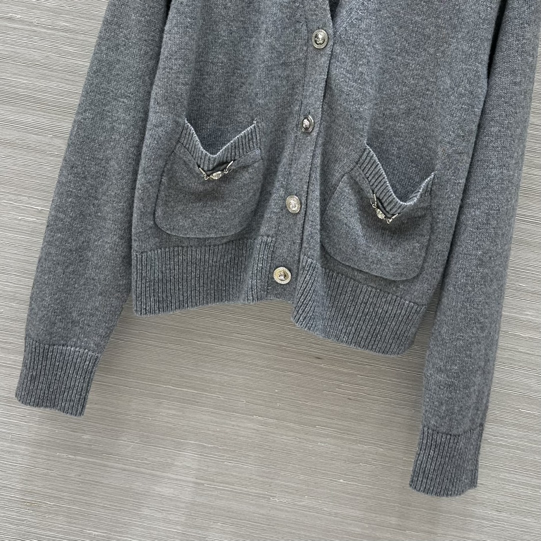 “High-end Female Wool Jackets with Metallic Buttons: New Versa* Collection Summary” - 图片 5