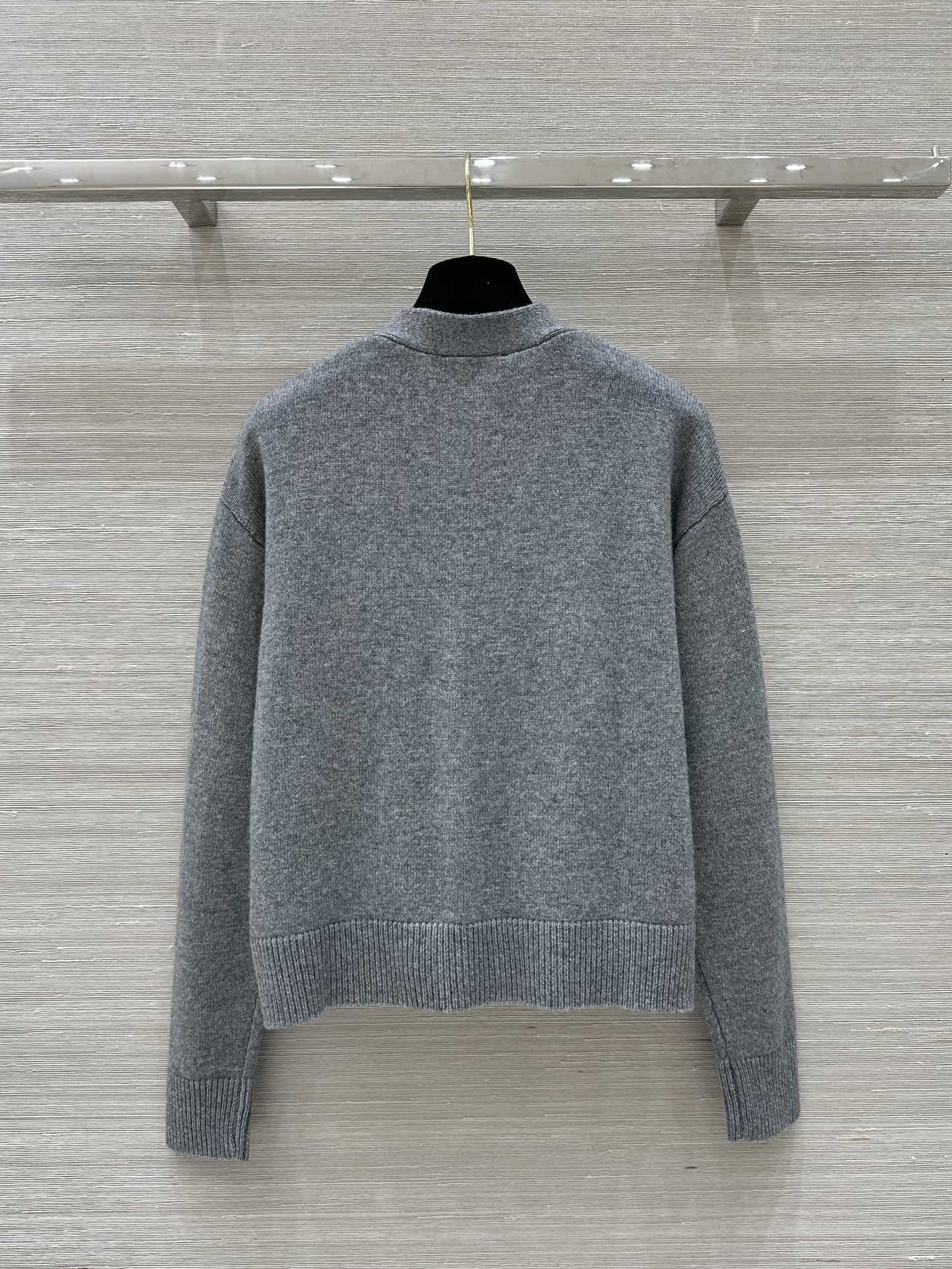 “High-end Female Wool Jackets with Metallic Buttons: New Versa* Collection Summary” - 图片 9