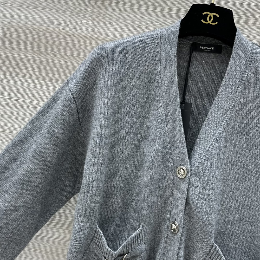 “High-end Female Wool Jackets with Metallic Buttons: New Versa* Collection Summary” - 图片 3