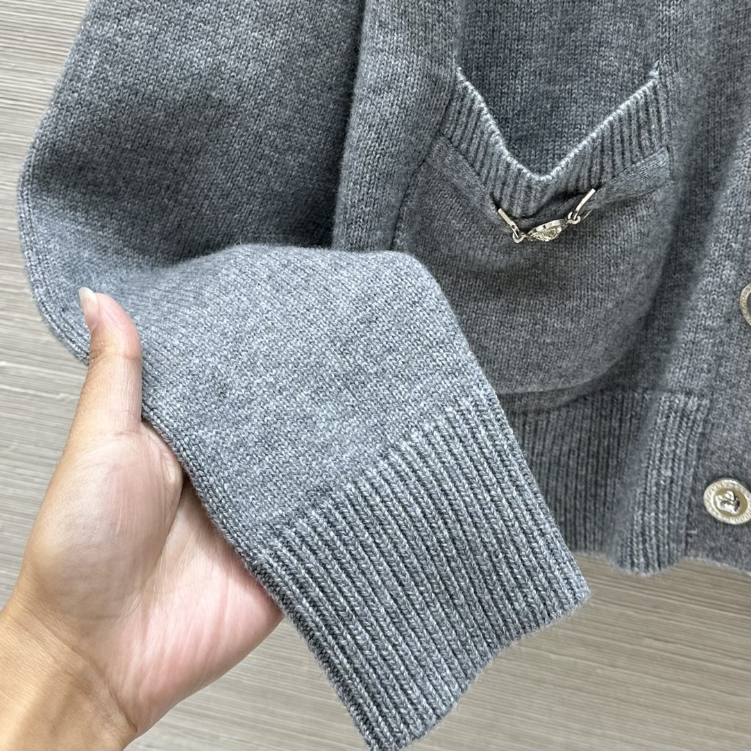 “High-end Female Wool Jackets with Metallic Buttons: New Versa* Collection Summary” - 图片 6