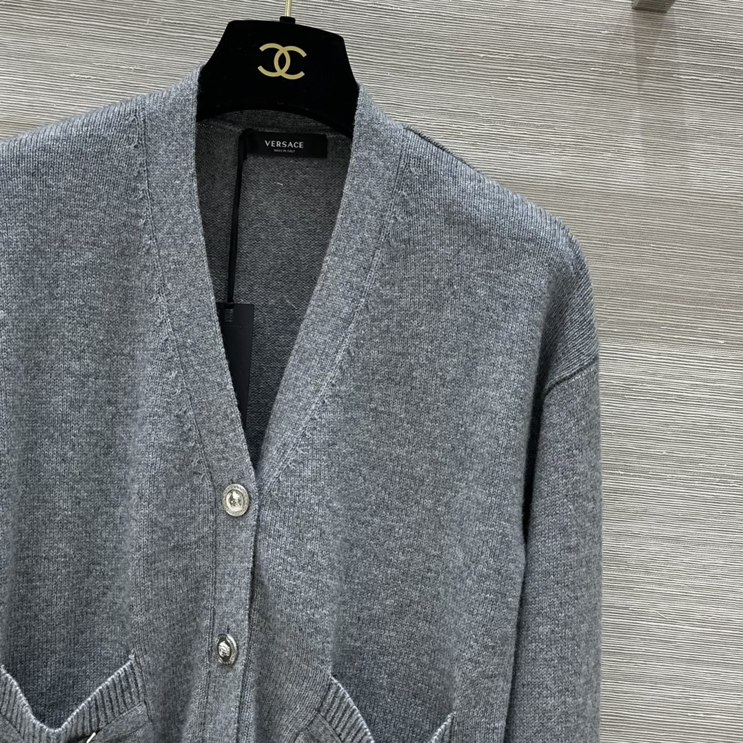 “High-end Female Wool Jackets with Metallic Buttons: New Versa* Collection Summary” - 图片 4