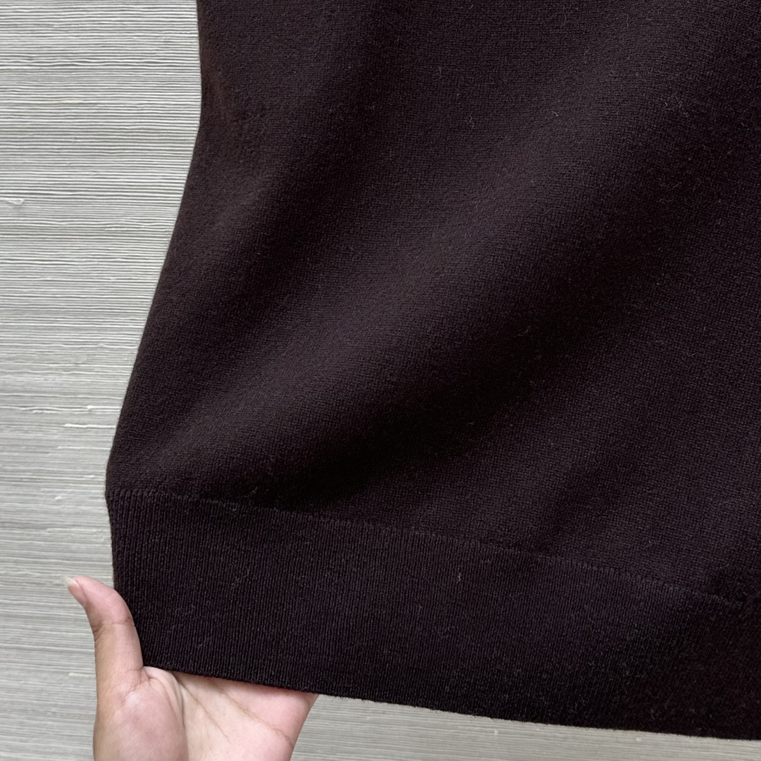 High-Quality Wool V-Neck Vest for Women: Single-Mode, Packaged, and Imported – Classic and Elegant - 图片 6