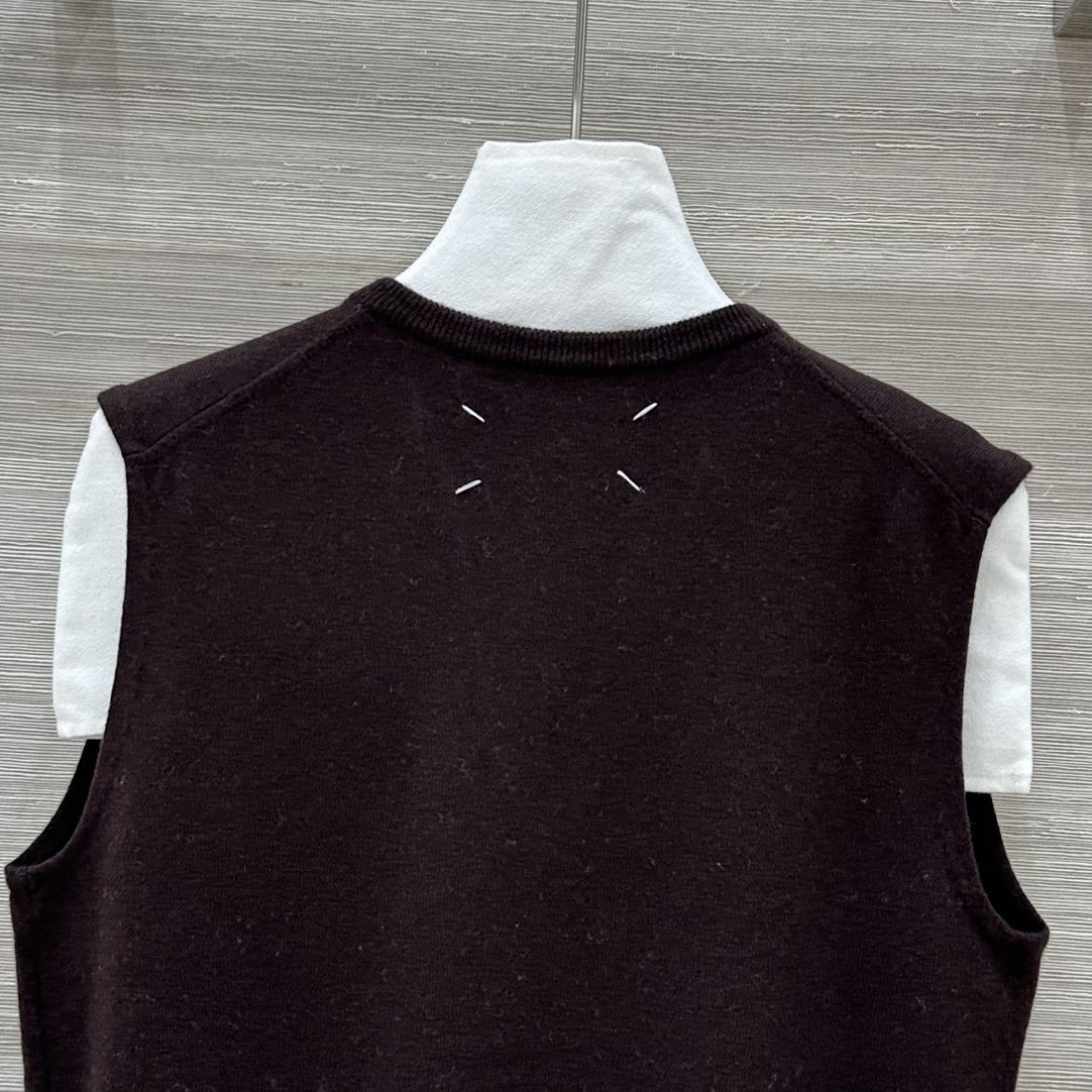 High-Quality Wool V-Neck Vest for Women: Single-Mode, Packaged, and Imported – Classic and Elegant - 图片 9