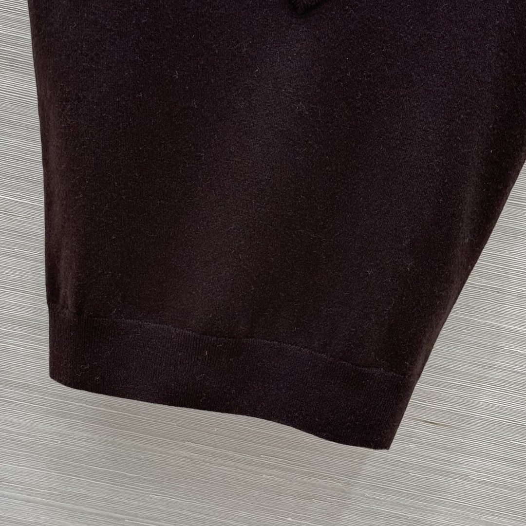 High-Quality Wool V-Neck Vest for Women: Single-Mode, Packaged, and Imported – Classic and Elegant - 图片 5