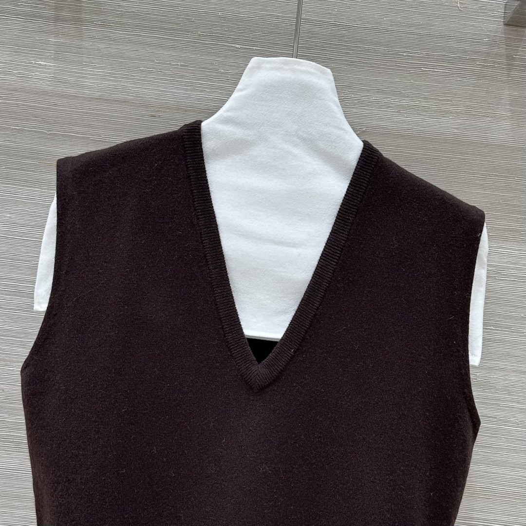 High-Quality Wool V-Neck Vest for Women: Single-Mode, Packaged, and Imported – Classic and Elegant - 图片 2