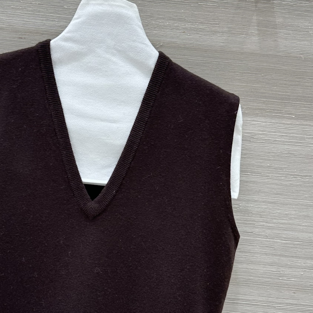 High-Quality Wool V-Neck Vest for Women: Single-Mode, Packaged, and Imported – Classic and Elegant - 图片 4