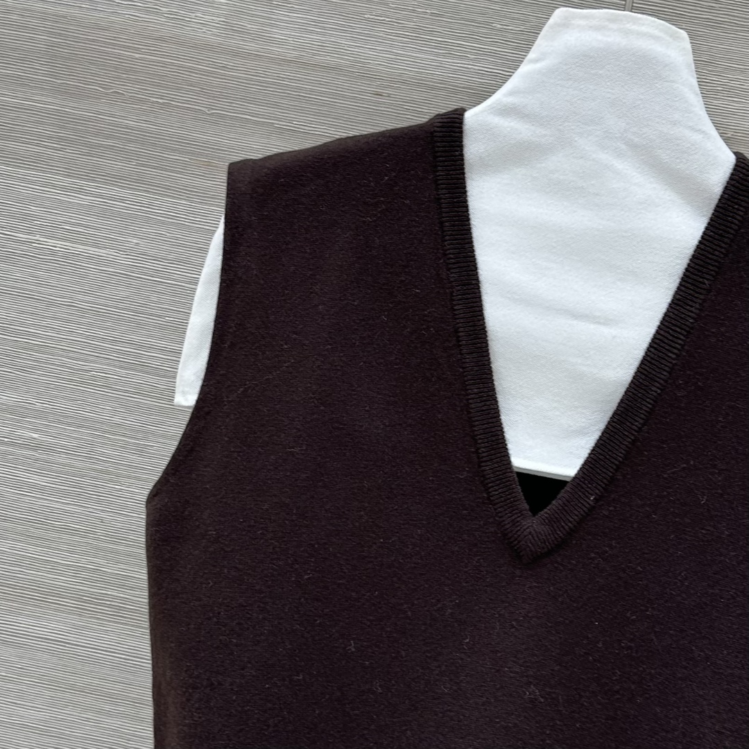 High-Quality Wool V-Neck Vest for Women: Single-Mode, Packaged, and Imported – Classic and Elegant - 图片 3