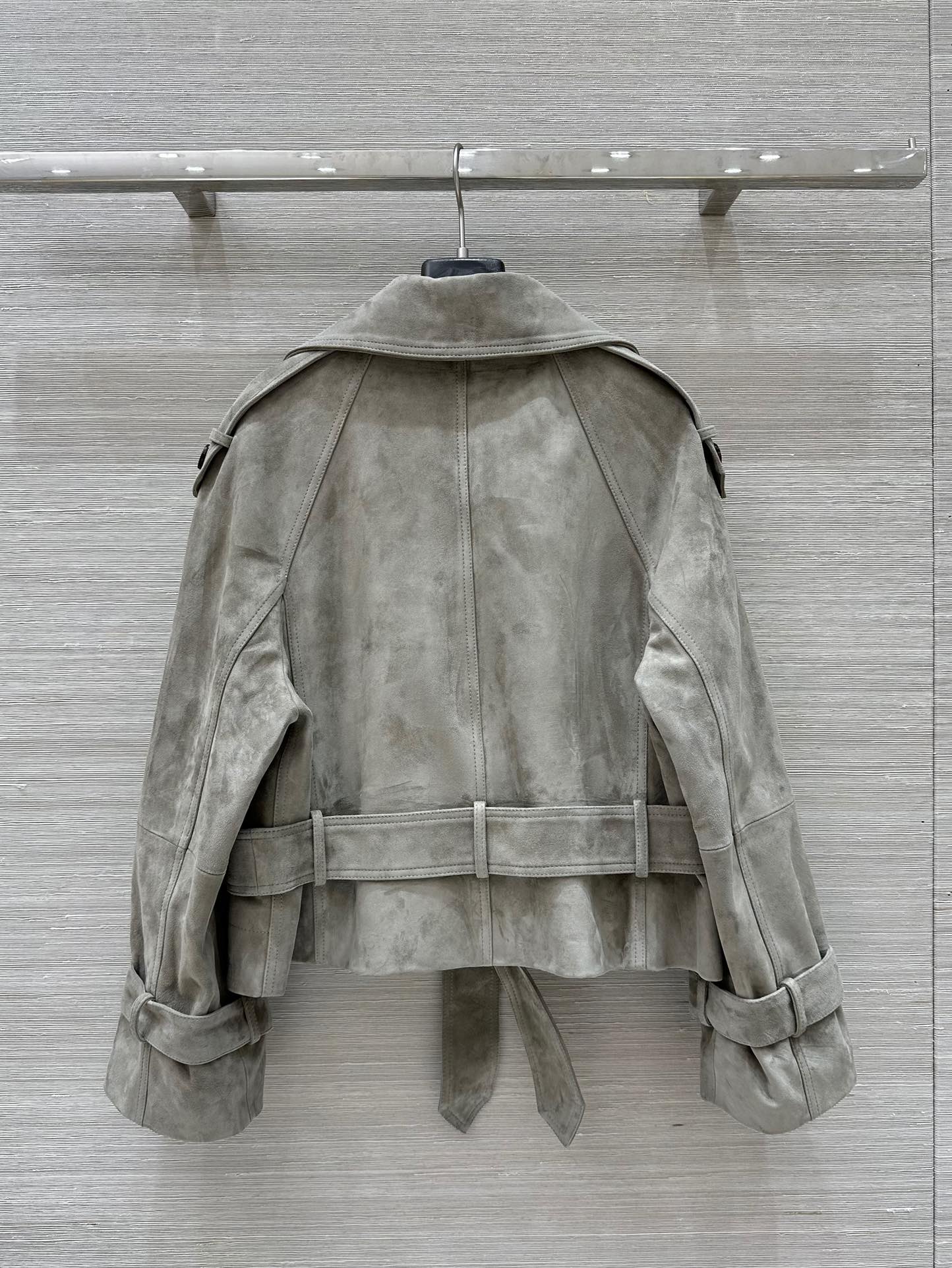 High-Quality Velvet Jacket with Copper Chain Decorations, Stylish and Sophisticated. - 图片 9