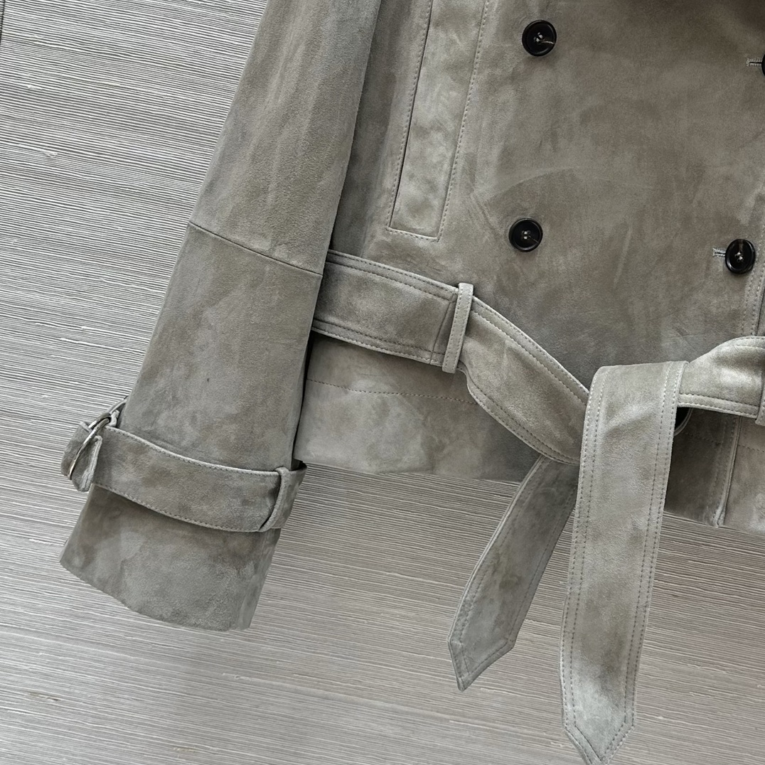 High-Quality Velvet Jacket with Copper Chain Decorations, Stylish and Sophisticated. - 图片 5
