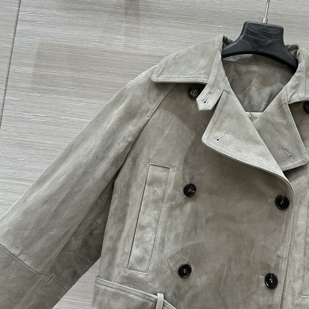High-Quality Velvet Jacket with Copper Chain Decorations, Stylish and Sophisticated. - 图片 3