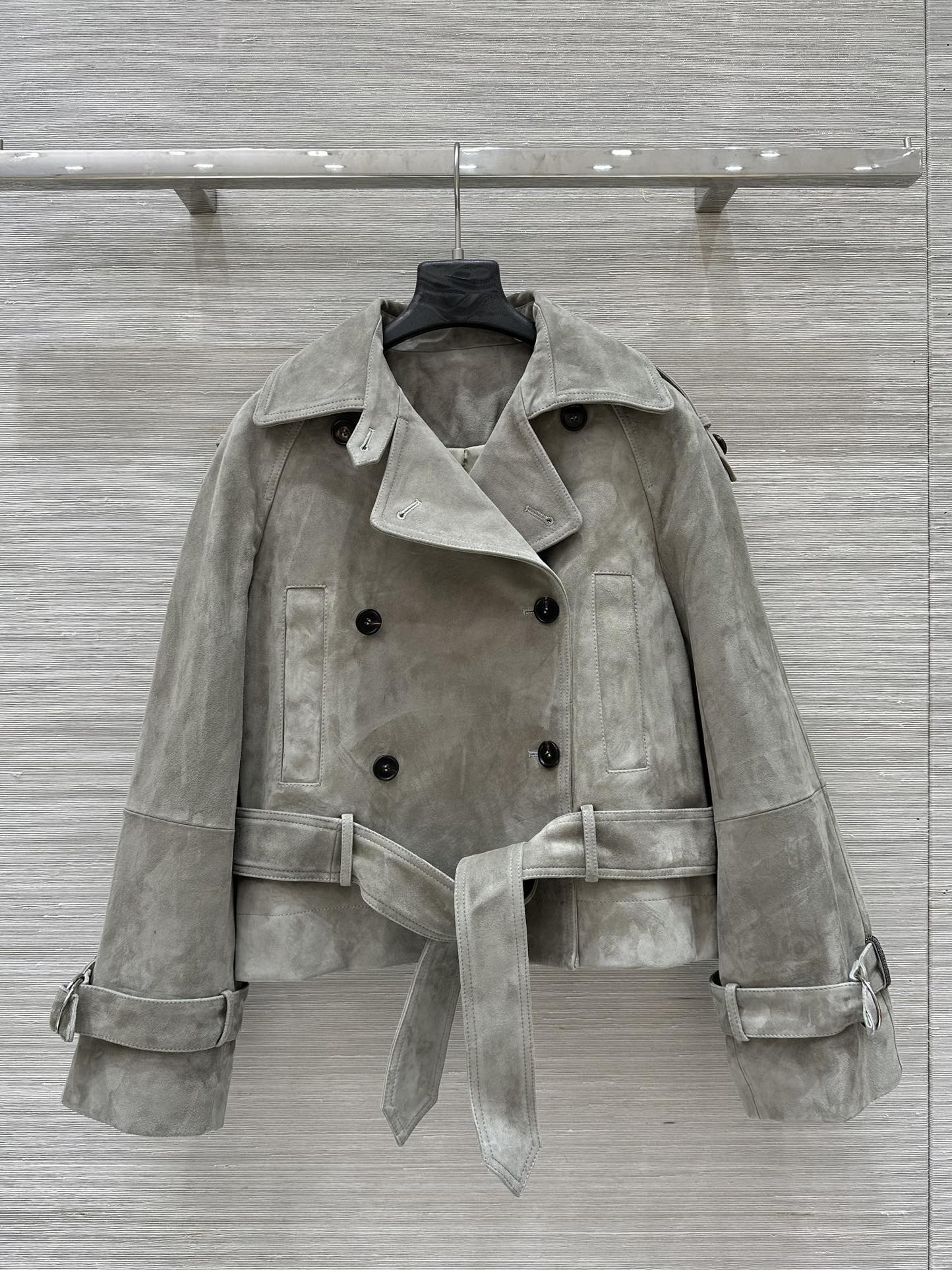 High-Quality Velvet Jacket with Copper Chain Decorations, Stylish and Sophisticated. - 图片 1