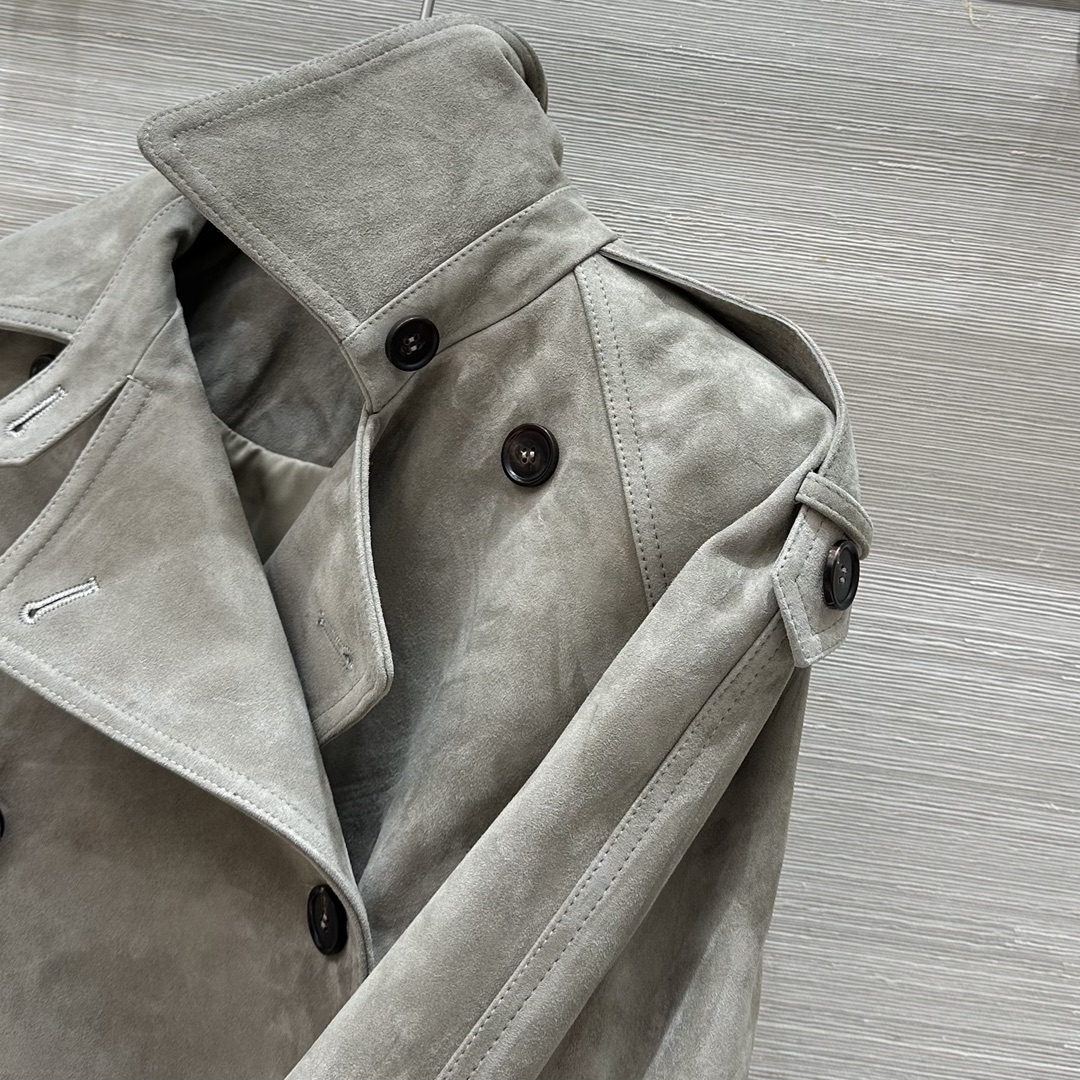 High-Quality Velvet Jacket with Copper Chain Decorations, Stylish and Sophisticated. - 图片 4