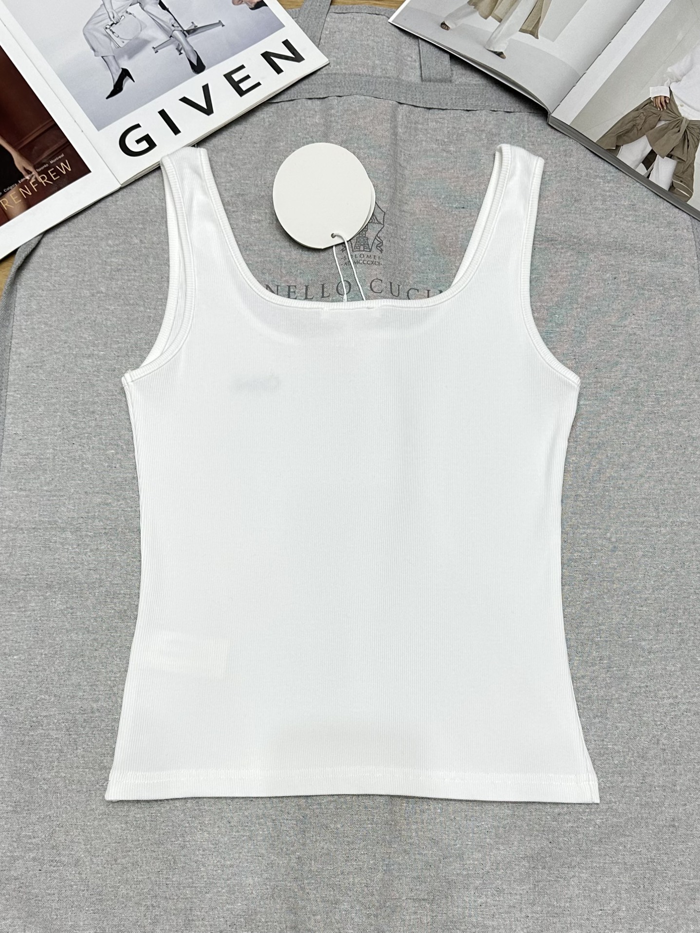 Chlo’s New Summer Collection: Customized Female Vests with Quality Details - 图片 9