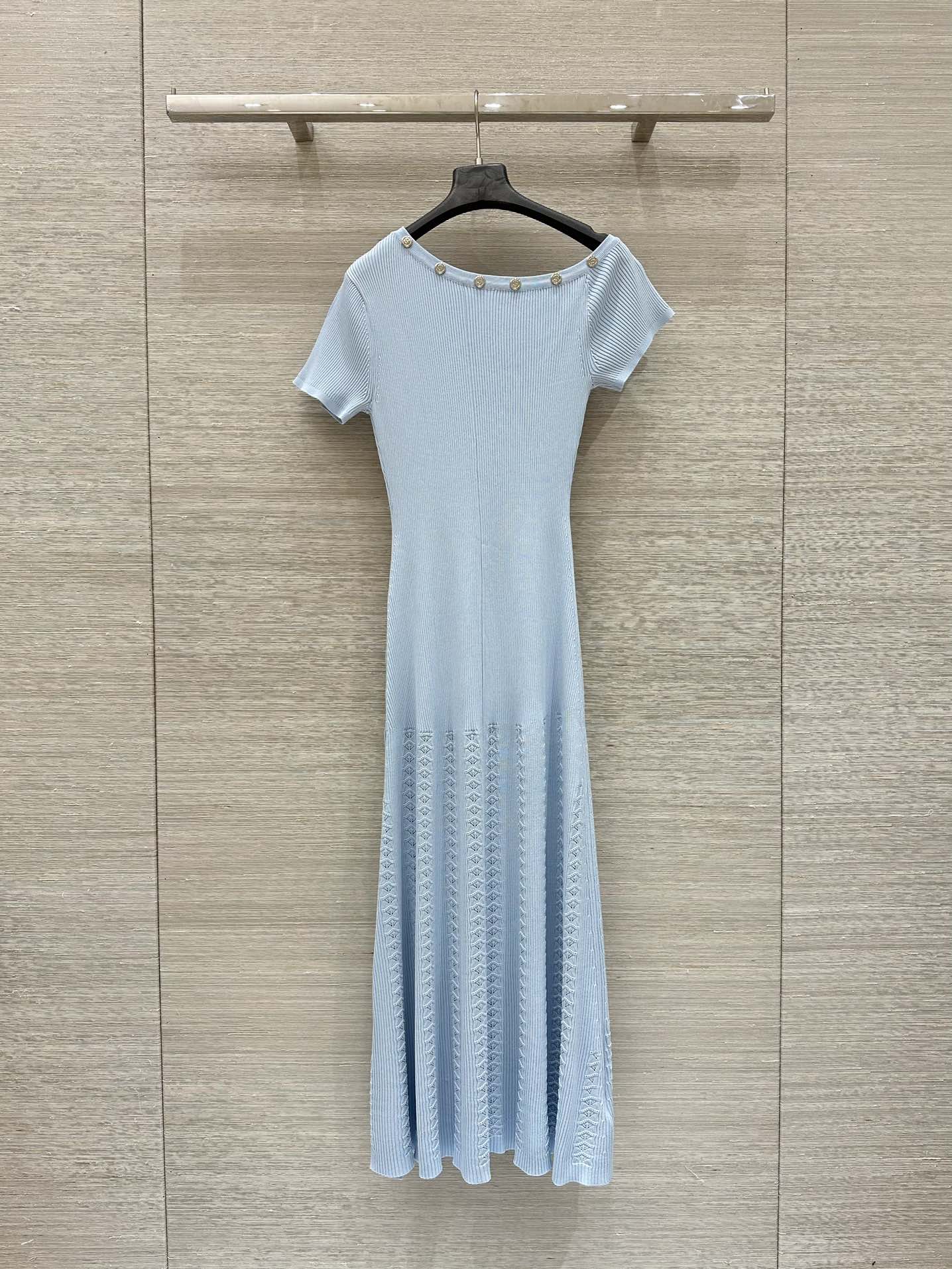 P794 Female Suit: Stylish One-Size-Fits-All with Custom Metal Buttons - 图片 9