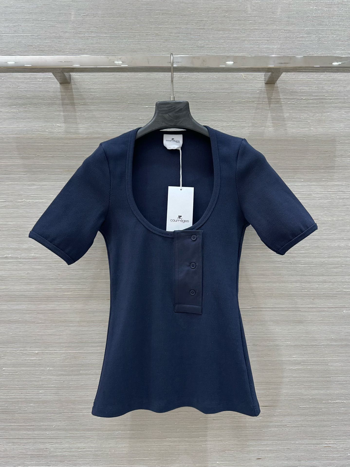 Exclusive Quality Control: Customized Cotton U-Collared T-Shirt for Summer Fashion