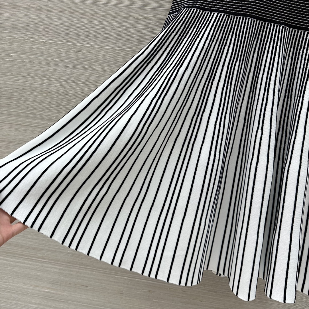 Balmain Original Women’s Suit: French V-Neck Knit Dress, Stylish Black-and-White Design - 图片 6