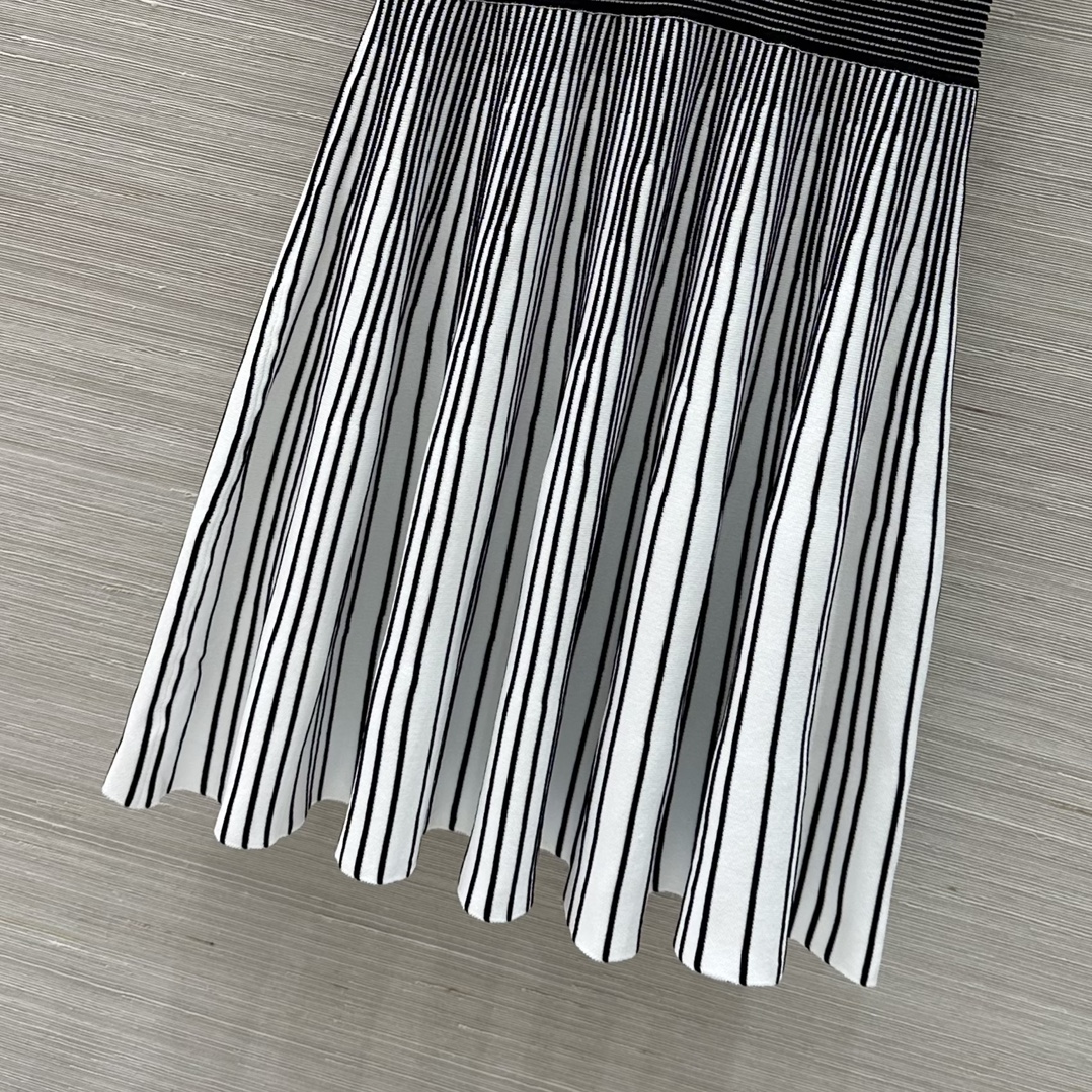 Balmain Original Women’s Suit: French V-Neck Knit Dress, Stylish Black-and-White Design - 图片 5