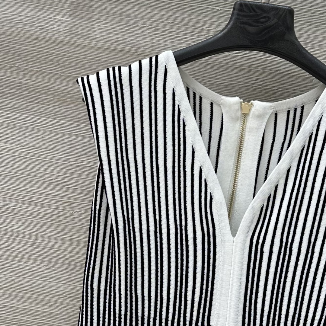Balmain Original Women’s Suit: French V-Neck Knit Dress, Stylish Black-and-White Design - 图片 3