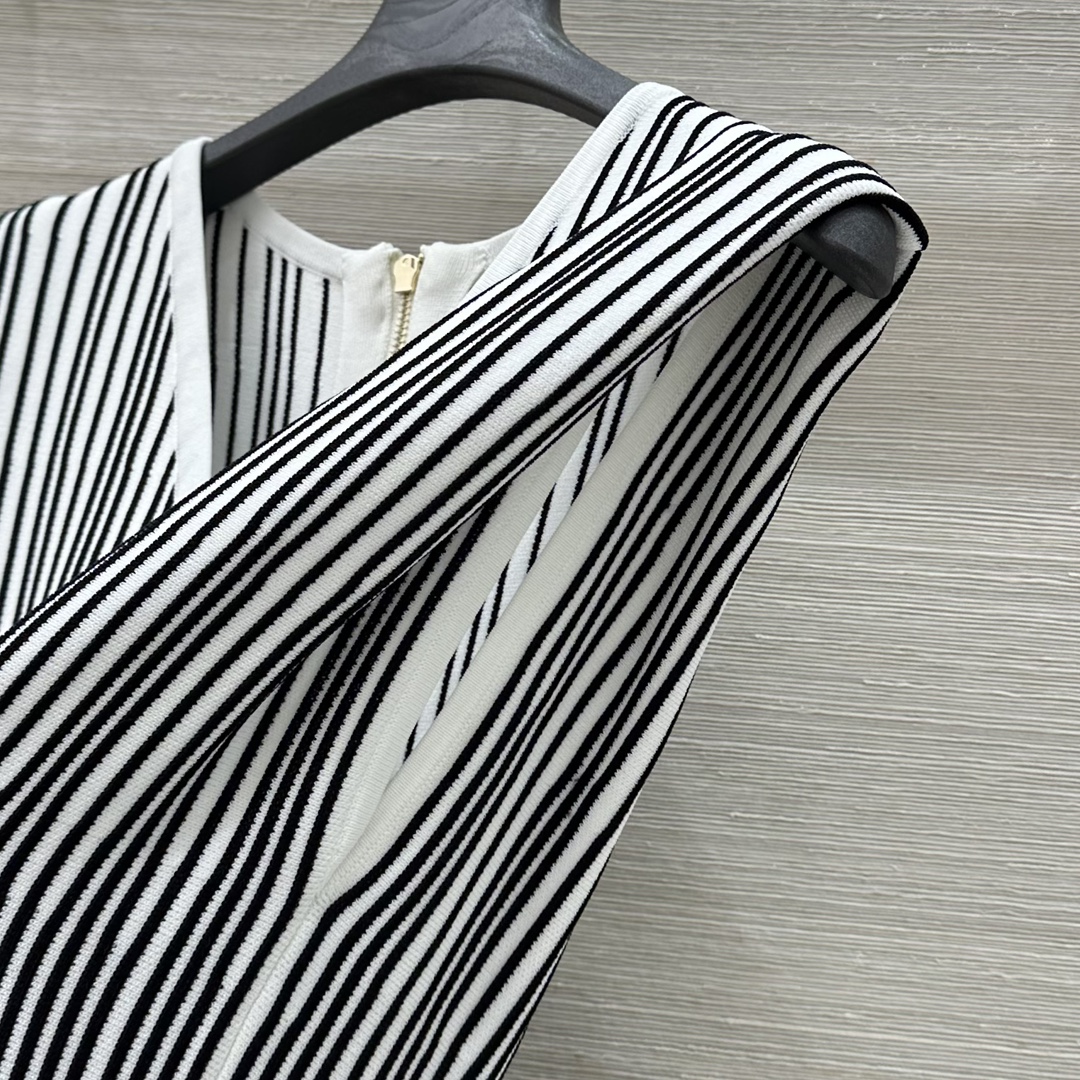 Balmain Original Women’s Suit: French V-Neck Knit Dress, Stylish Black-and-White Design - 图片 4