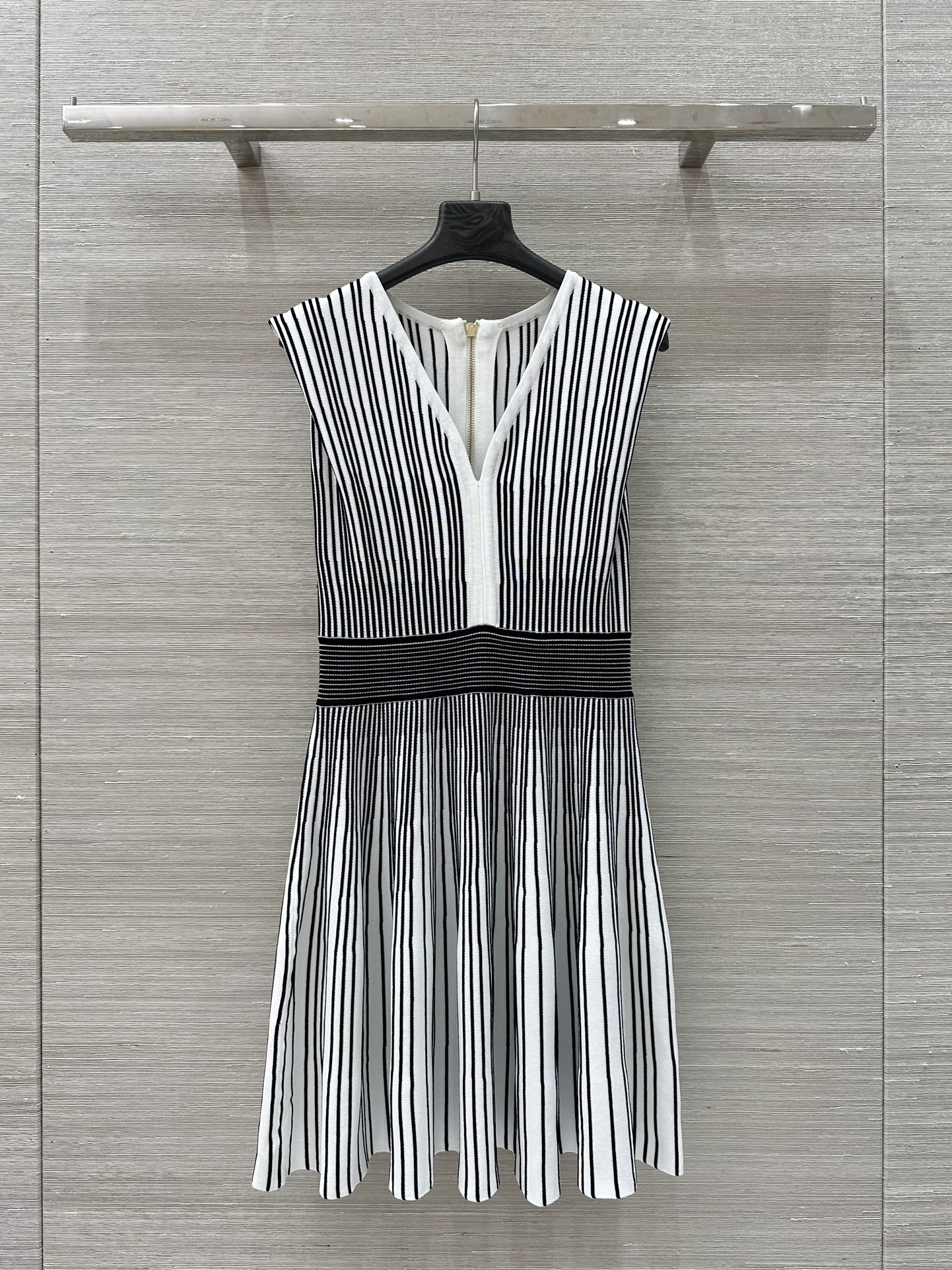 Balmain Original Women’s Suit: French V-Neck Knit Dress, Stylish Black-and-White Design - 图片 1