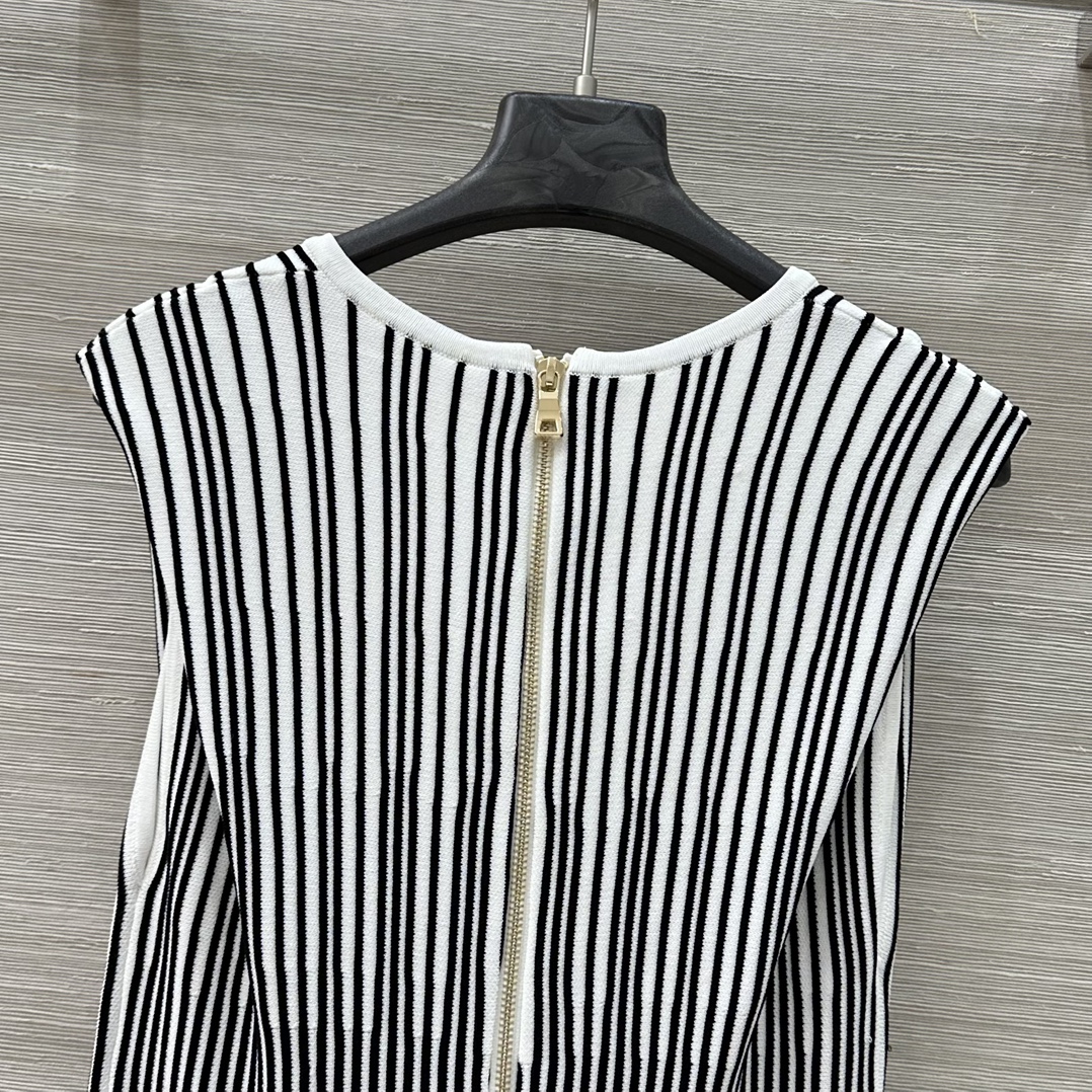 Balmain Original Women’s Suit: French V-Neck Knit Dress, Stylish Black-and-White Design - 图片 9