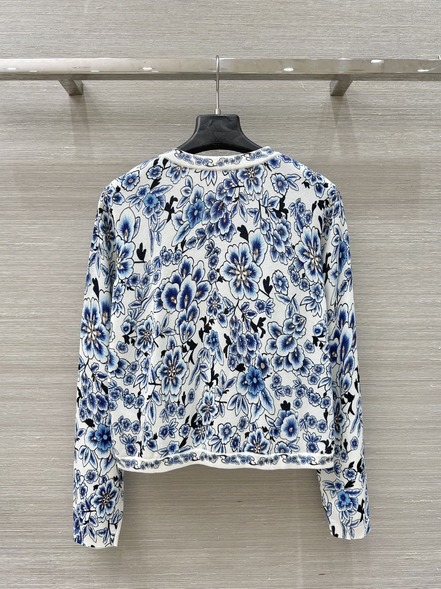 “Exclusive Launch: Alice & Olive’s 25 New Spring Vacation Shirts in Premium Quality” - 图片 9