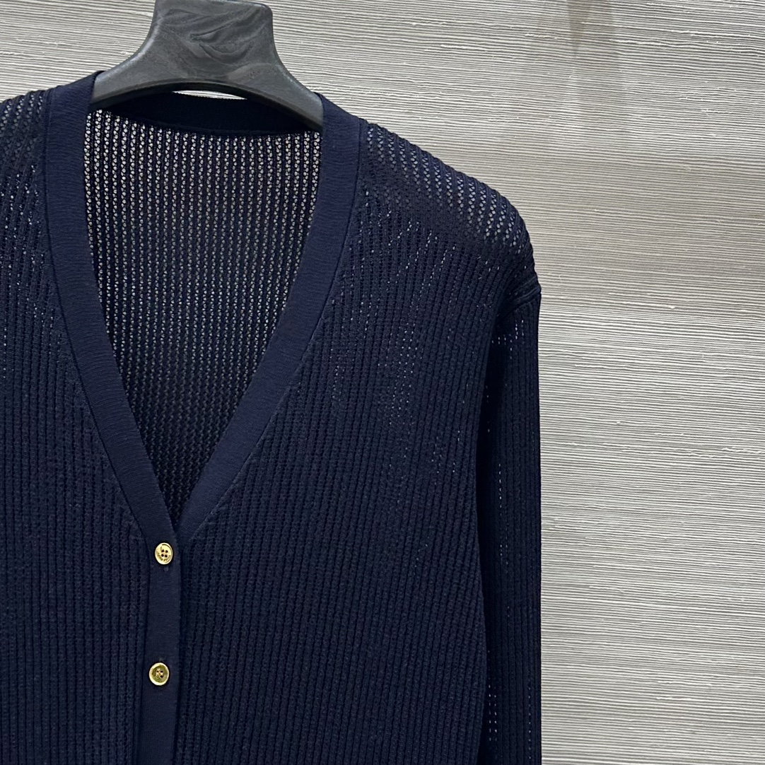 High-End One-Size-Fits-All Women’s Knitwear with Retro Metal Buttons - 图片 4