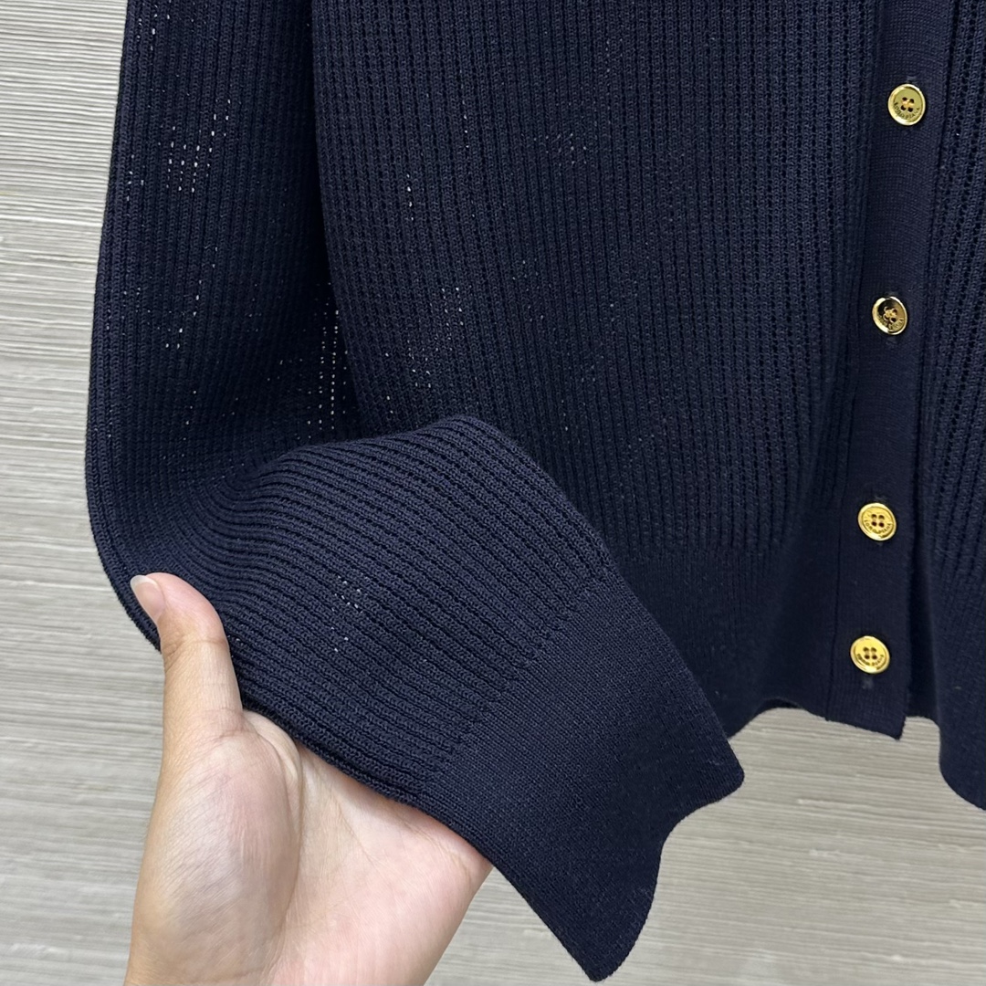 High-End One-Size-Fits-All Women’s Knitwear with Retro Metal Buttons - 图片 6